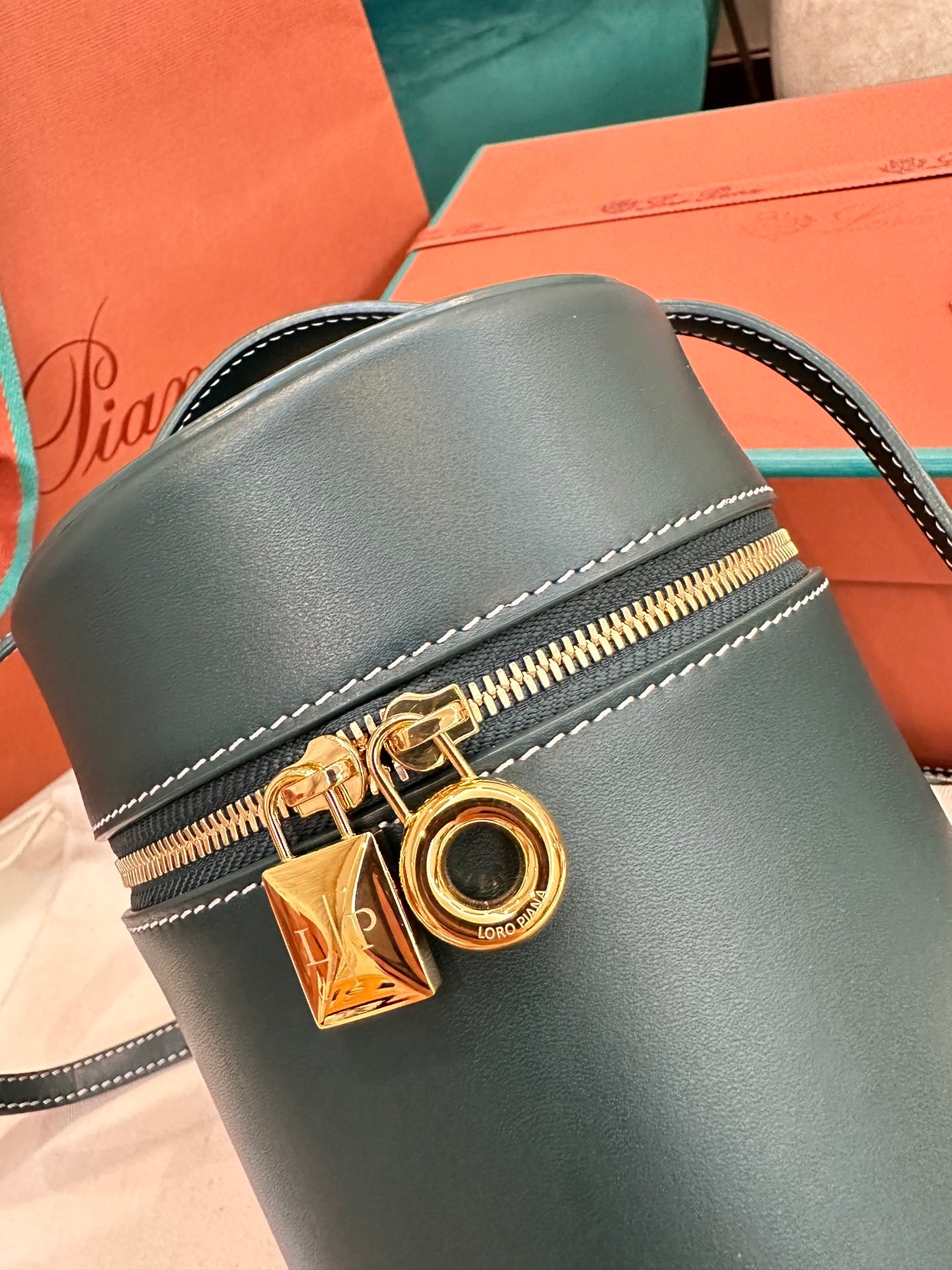 3-175.jpeg Loro Piana 诺悠翩雅 Extracase 水桶包 12x12x16cm 奢华小牛皮手袋 女士设计师款皮革化妆包 - 图片 4