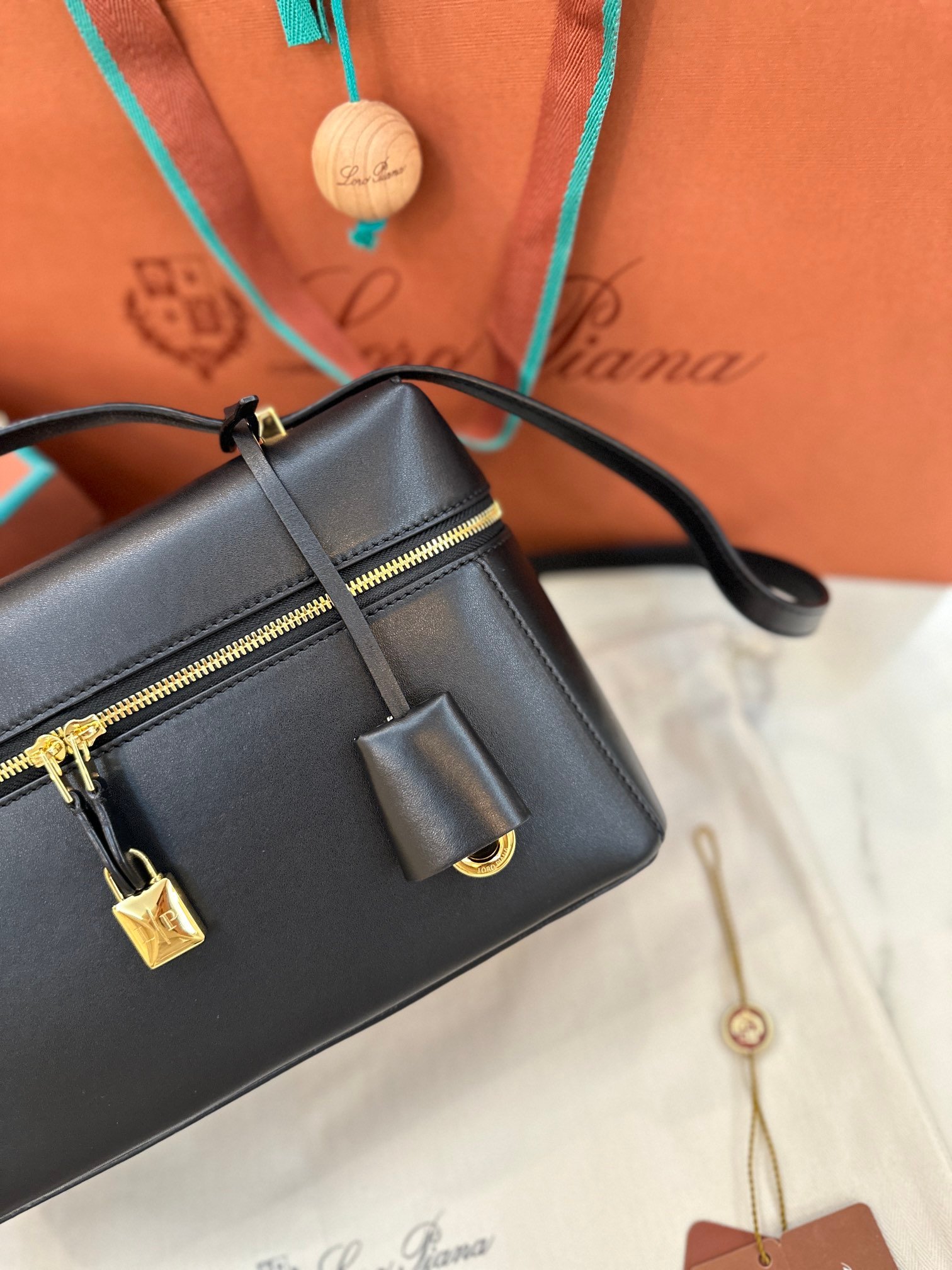 3-177.jpeg Loro Piana 诺悠翩雅 Extra Bag 27优质小牛皮手袋 配钢制五金 手提斜挎包 4色 - 图片 3