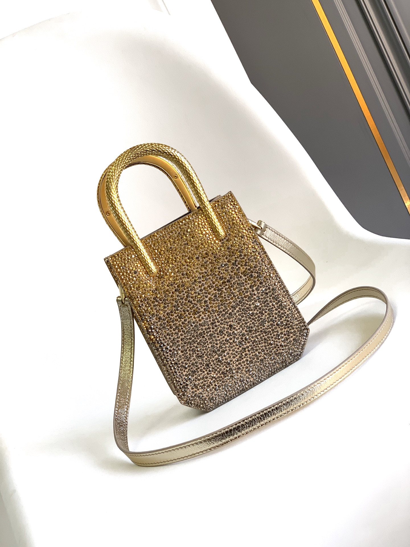 BVLGARI 宝格丽 SERPENTINE 灵蛇水晶渐变迷你托特包 奢华麂皮两色两用手袋 13×17.5cm 芯片版 – Image 4 BVLGARI 宝格丽 SERPENTINE 灵蛇水晶渐变迷你托特包 奢华麂皮两色两用手袋 13×17.5cm 芯片版 – Image 4