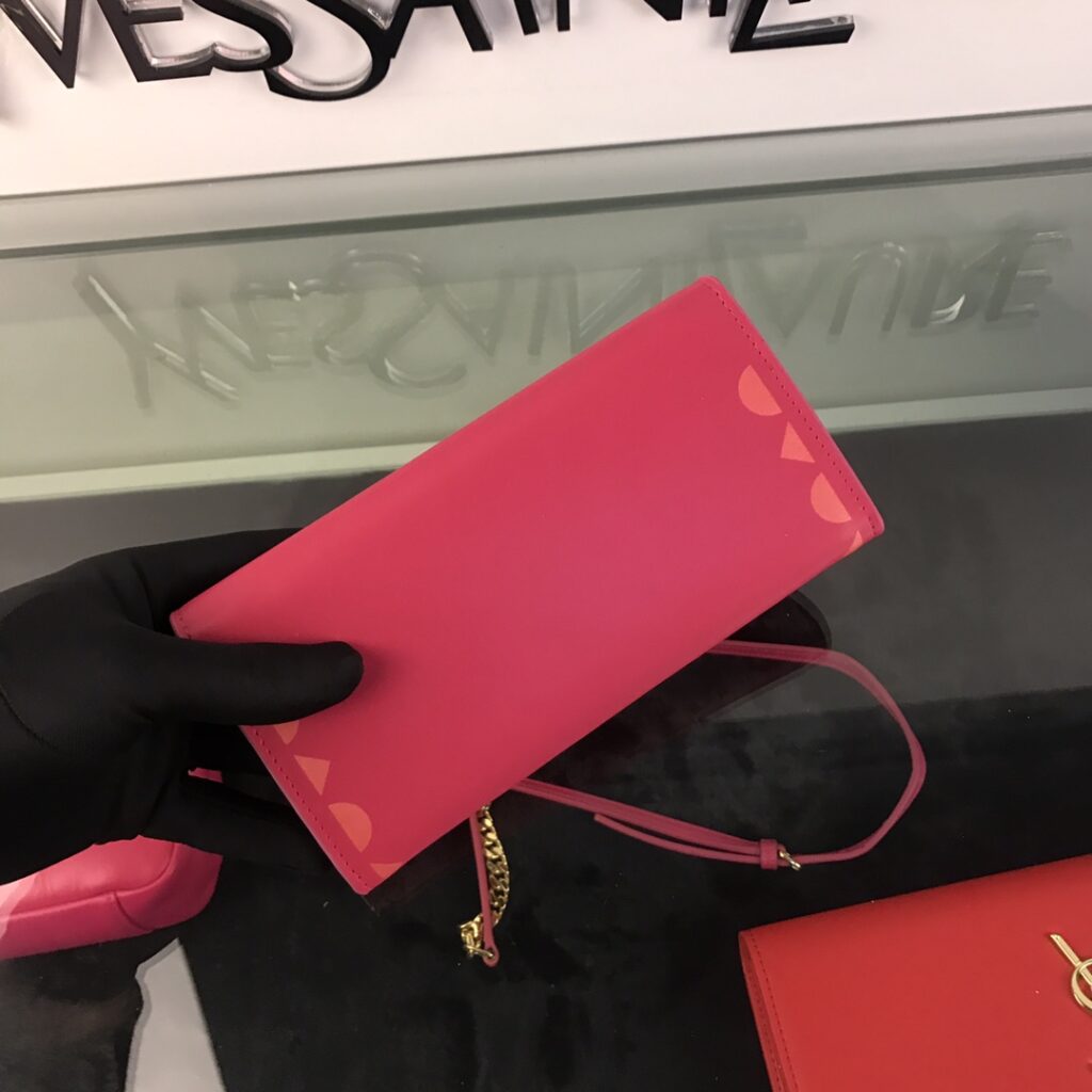宝格丽 BVLGARI 经典蛇头扣拉链长款钱夹 19cm 玫红星形印花女士斜挎链条包 – Image 3 宝格丽 BVLGARI 经典蛇头扣拉链长款钱夹 19cm 玫红星形印花女士斜挎链条包 – Image 3