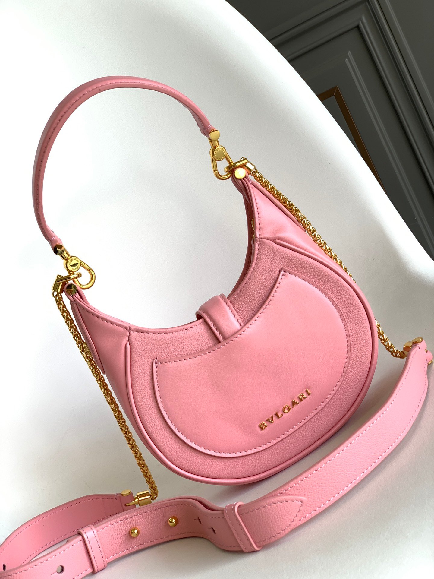 3-192.jpeg BVLGARI 宝格丽 Serpenti Ellipse 系列小型斜挎包20cm 小牛皮半月形 Hobo 单肩包 配蛇头搭扣 - 图片 3