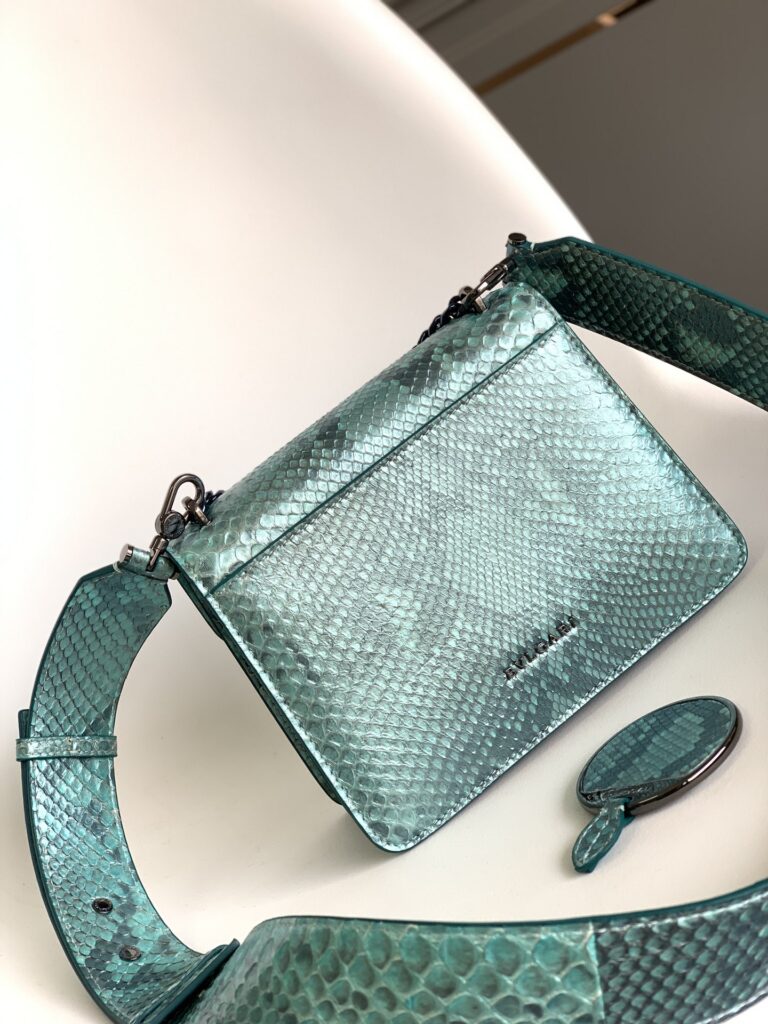 BVLGARI 宝格丽 Serpenti Forever 蟒蛇皮女包 海蓝宝石浅蓝色 MaxiChain 蛇头包 中号/小号 – Image 4 BVLGARI 宝格丽 Serpenti Forever 蟒蛇皮女包 海蓝宝石浅蓝色 MaxiChain 蛇头包 中号/小号 – Image 4