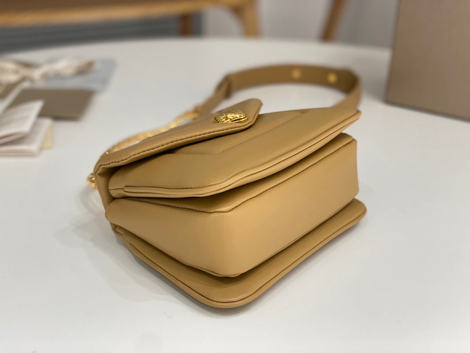 30-27-1.jpeg BVLGARI 宝格丽 Serpenti Reverse 小型绗缝小牛皮手提包20cm 配蛇形金属手柄和斜挎肩带 - 图片 16