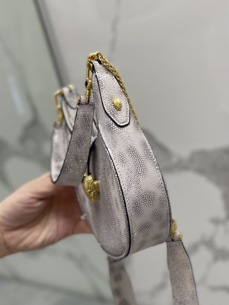 BVLGARI 宝格丽 SERPENTI ELLIPSE 系列半月包 银粉小牛皮奢华斜挎单肩包 19.5cm/25.5cm – Image 6 BVLGARI 宝格丽 SERPENTI ELLIPSE 系列半月包 银粉小牛皮奢华斜挎单肩包 19.5cm/25.5cm – Image 6