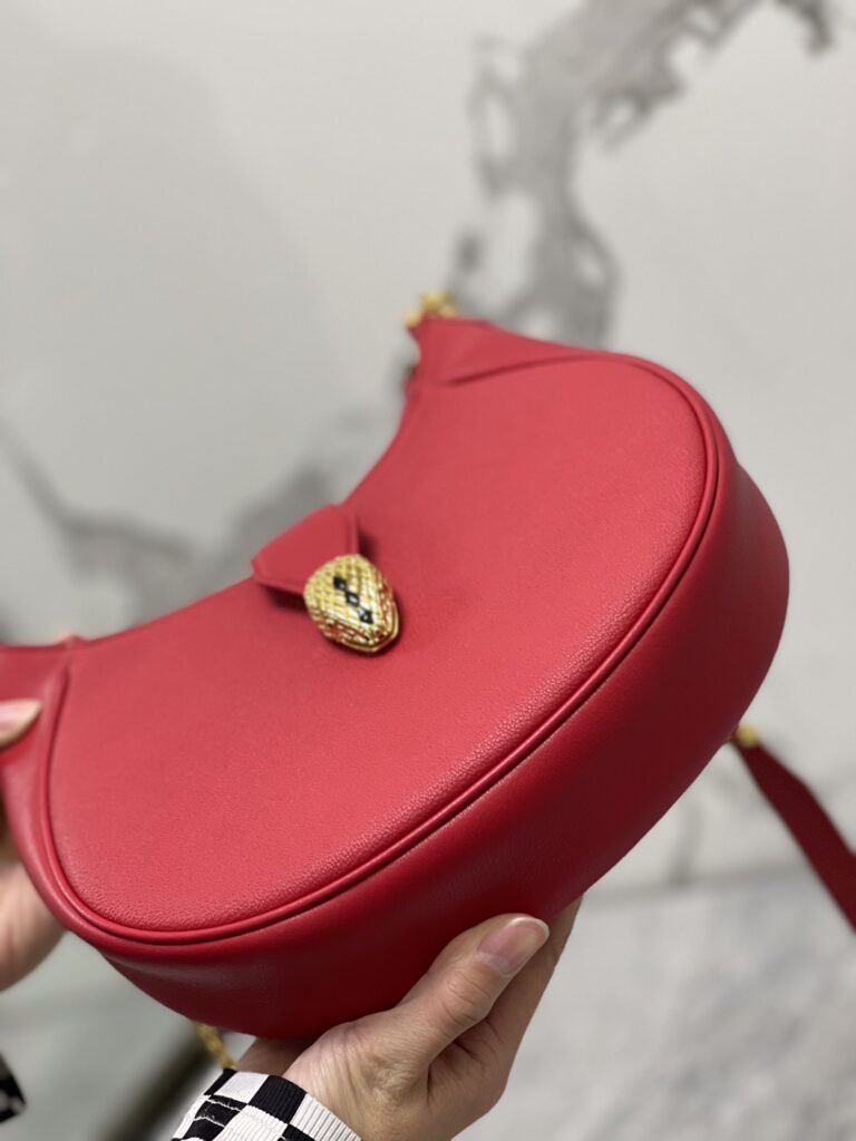 BVLGARI 宝格丽 SERPENTI ELLIPSE系列大号新月斜挎包 经典蛇头时尚单肩手提女包 4色可选 – Image 14 BVLGARI 宝格丽 SERPENTI ELLIPSE系列大号新月斜挎包 经典蛇头时尚单肩手提女包 4色可选 – Image 14