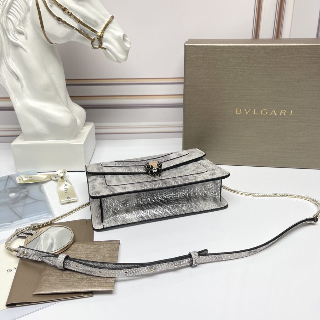 BVLGARI 宝格丽 Serpenti系列蛇头包 蟒蛇皮单肩斜挎包 珍珠纹银灰色 22cm – Image 3 BVLGARI 宝格丽 Serpenti系列蛇头包 蟒蛇皮单肩斜挎包 珍珠纹银灰色 22cm – Image 3