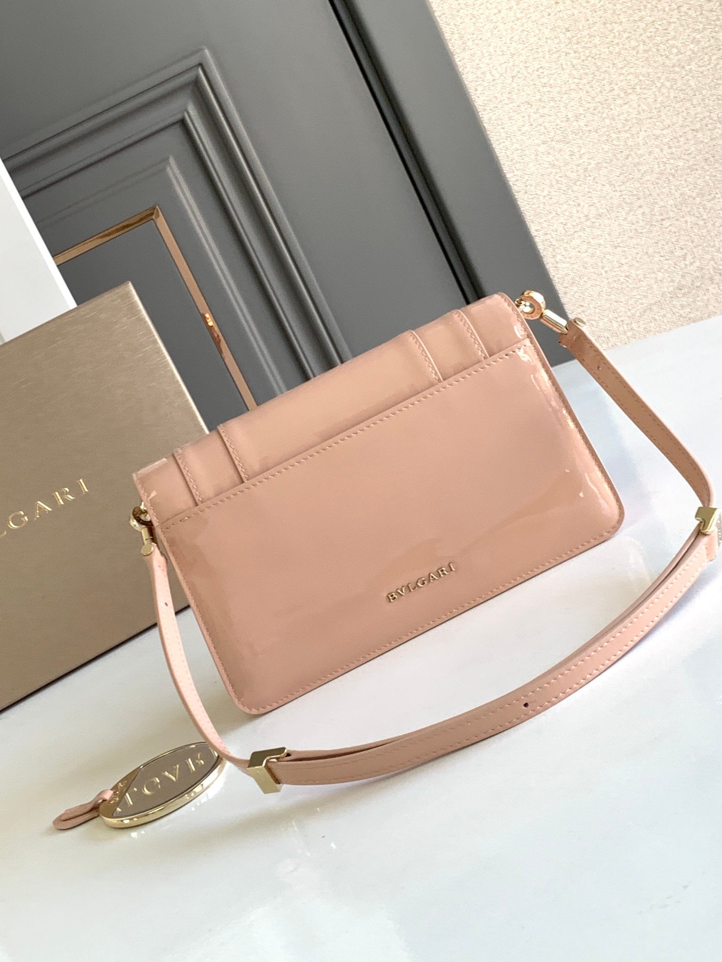 30-33.jpeg BVLGARI 宝格丽 Serpenti Forever East-West 向小号单肩包22cm 漆皮与金属光泽小牛皮斜挎手提包 蛇头搭扣 - 图片 9