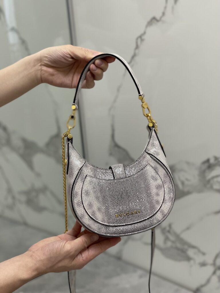 BVLGARI 宝格丽 SERPENTI ELLIPSE 系列半月包 银粉小牛皮奢华斜挎单肩包 19.5cm/25.5cm – Image 7 BVLGARI 宝格丽 SERPENTI ELLIPSE 系列半月包 银粉小牛皮奢华斜挎单肩包 19.5cm/25.5cm – Image 7