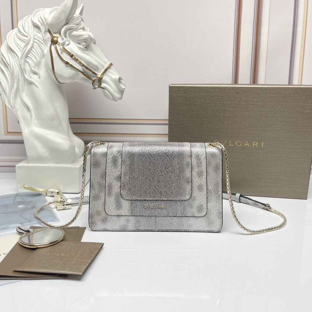 BVLGARI 宝格丽 Serpenti系列蛇头包 蟒蛇皮单肩斜挎包 珍珠纹银灰色 22cm – Image 4 BVLGARI 宝格丽 Serpenti系列蛇头包 蟒蛇皮单肩斜挎包 珍珠纹银灰色 22cm – Image 4