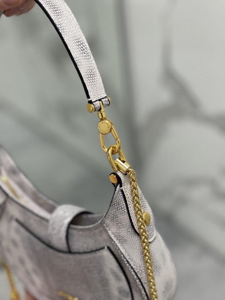 BVLGARI 宝格丽 SERPENTI ELLIPSE 系列半月包 银粉小牛皮奢华斜挎单肩包 19.5cm/25.5cm – Image 8 BVLGARI 宝格丽 SERPENTI ELLIPSE 系列半月包 银粉小牛皮奢华斜挎单肩包 19.5cm/25.5cm – Image 8