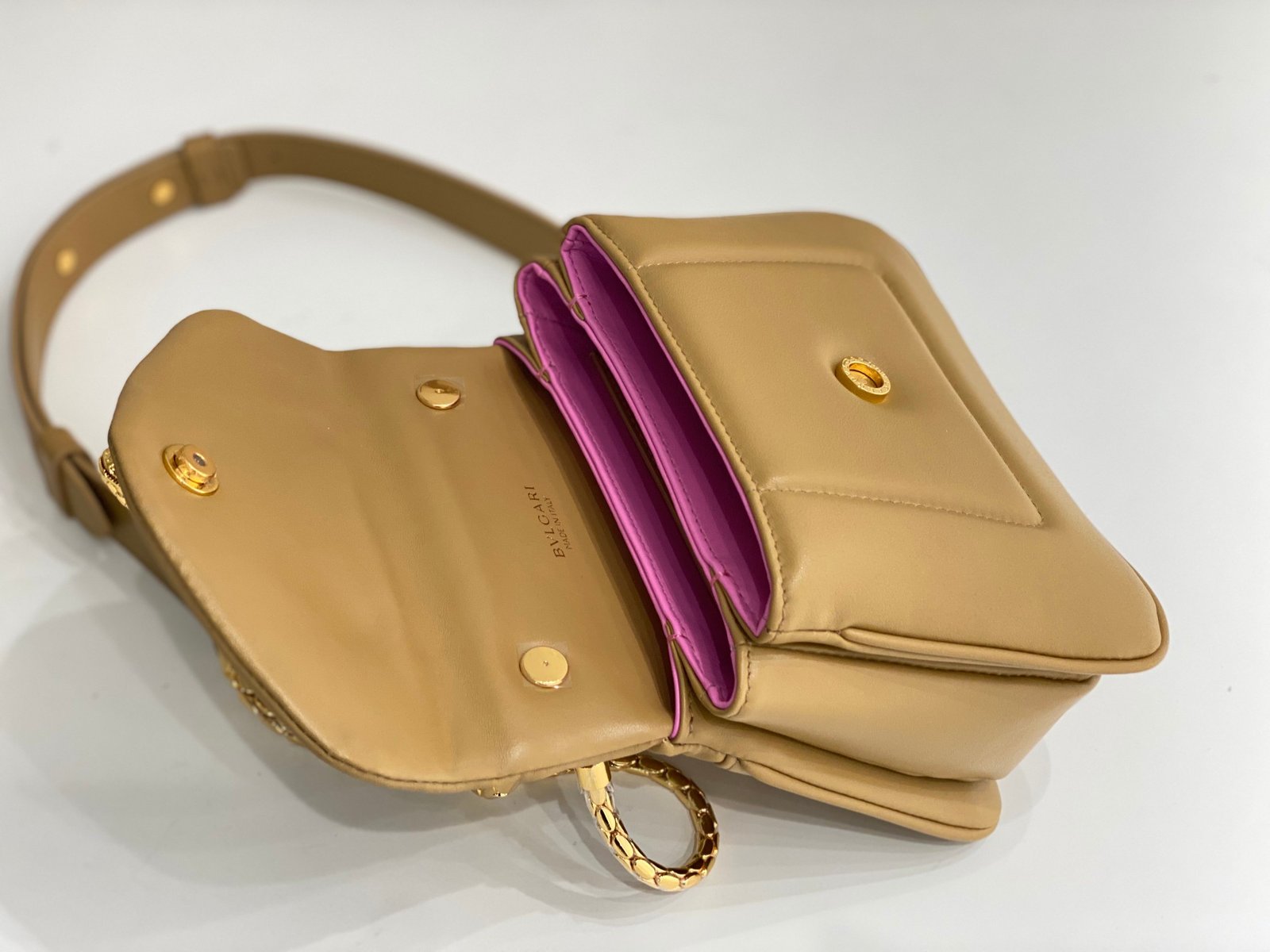 32-20-1.jpeg BVLGARI 宝格丽 Serpenti Reverse 小型绗缝小牛皮手提包20cm 配蛇形金属手柄和斜挎肩带 - 图片 17