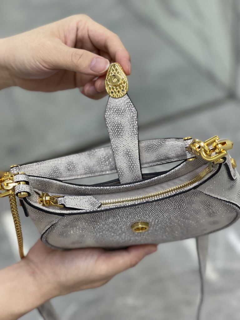 BVLGARI 宝格丽 SERPENTI ELLIPSE 系列半月包 银粉小牛皮奢华斜挎单肩包 19.5cm/25.5cm – Image 9 BVLGARI 宝格丽 SERPENTI ELLIPSE 系列半月包 银粉小牛皮奢华斜挎单肩包 19.5cm/25.5cm – Image 9