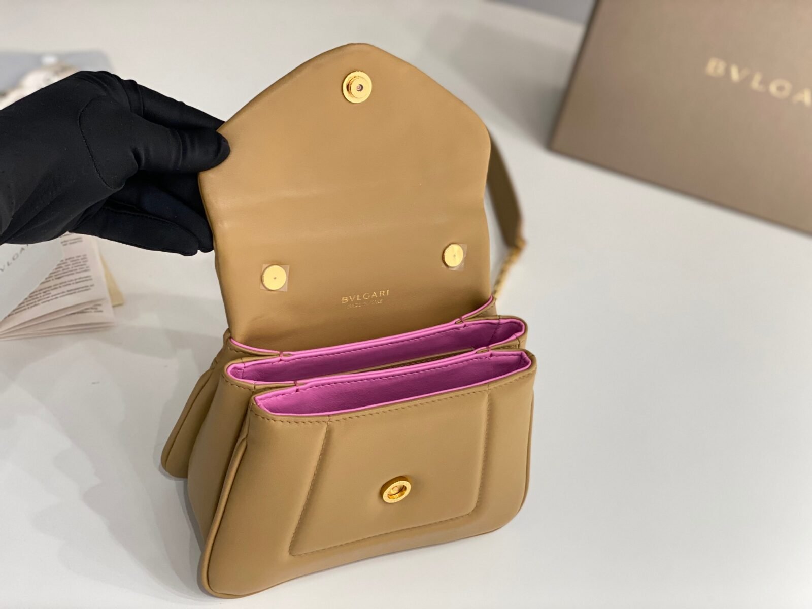 33-17-1.jpeg BVLGARI 宝格丽 Serpenti Reverse 小型绗缝小牛皮手提包20cm 配蛇形金属手柄和斜挎肩带 - 图片 18