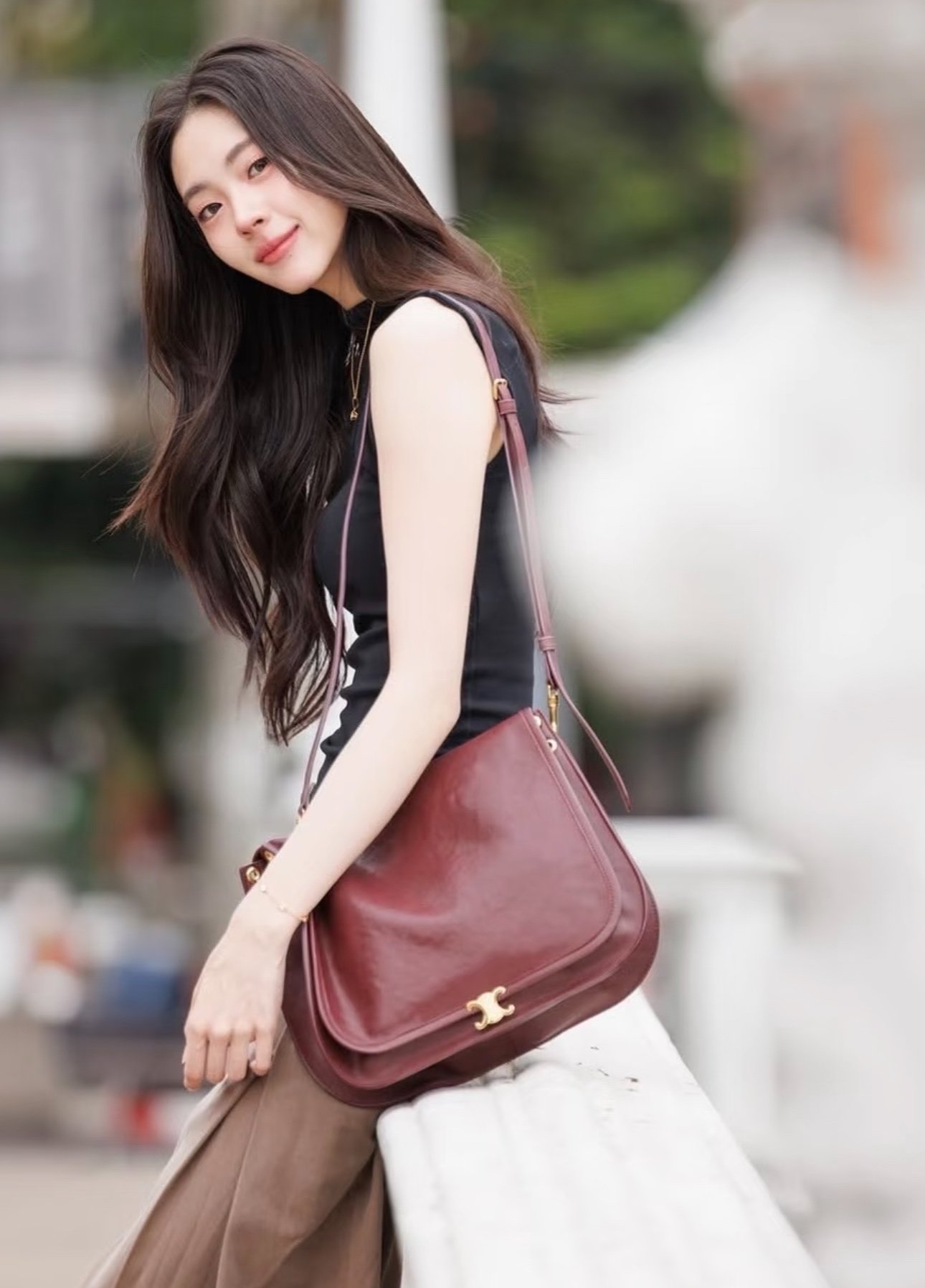 34-14-1.jpeg Celine 赛琳 亮泽小羊皮超大号单肩包32cm Soft Triomphe 女士Besace包 - 图片 14