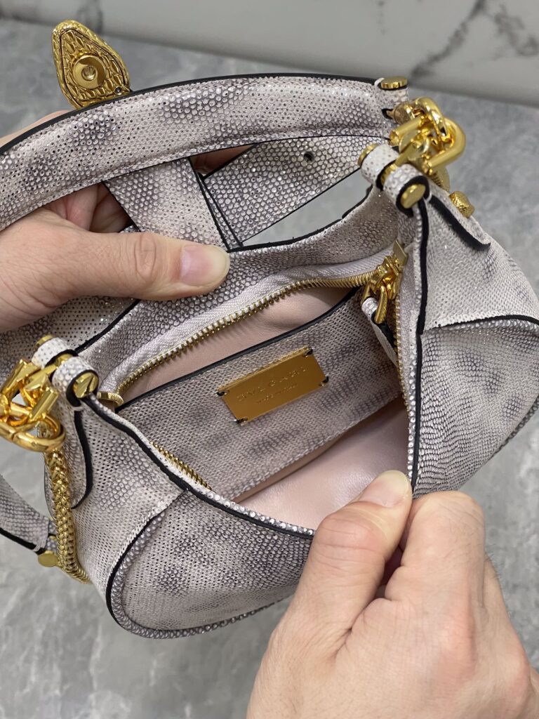 BVLGARI 宝格丽 SERPENTI ELLIPSE 系列半月包 银粉小牛皮奢华斜挎单肩包 19.5cm/25.5cm – Image 10 BVLGARI 宝格丽 SERPENTI ELLIPSE 系列半月包 银粉小牛皮奢华斜挎单肩包 19.5cm/25.5cm – Image 10