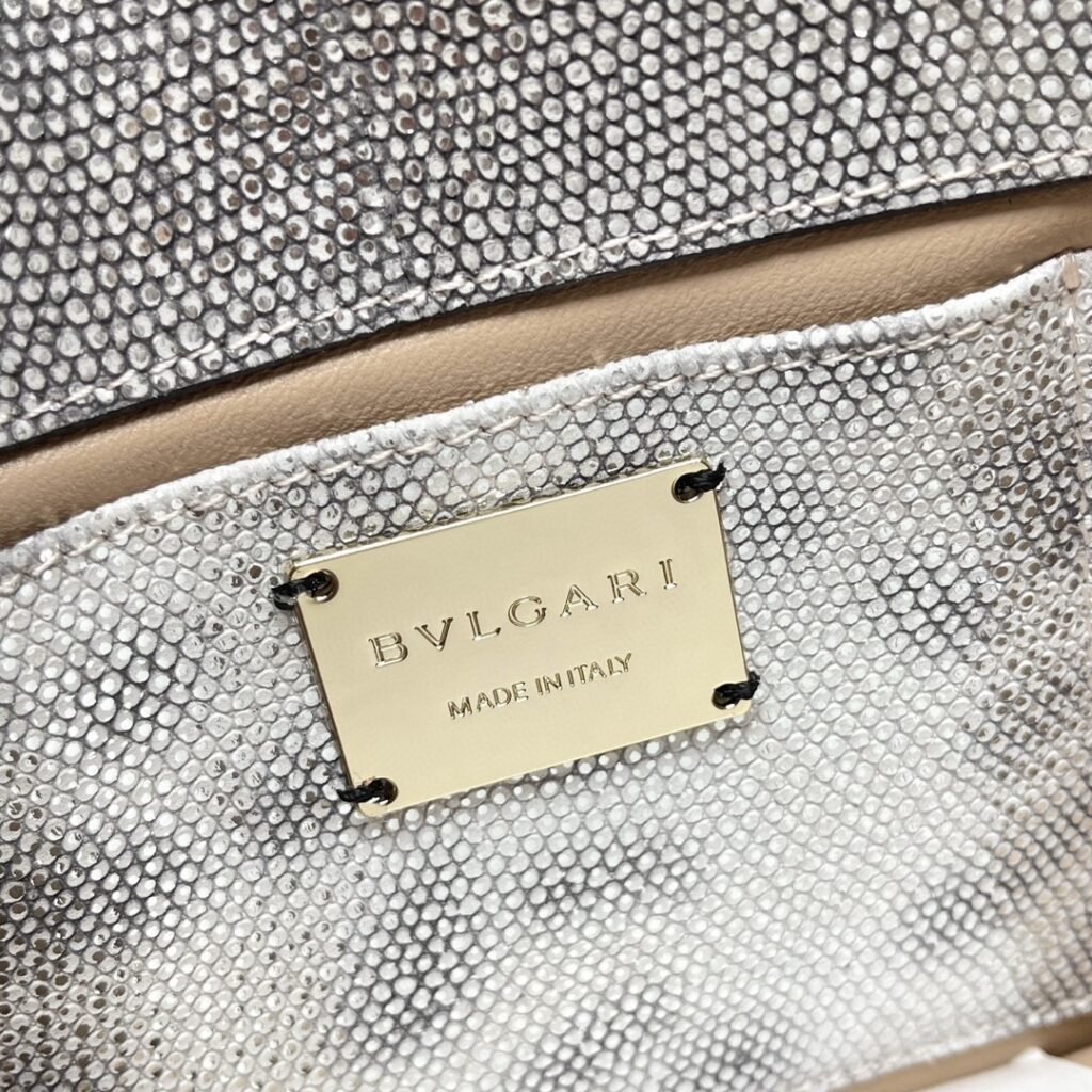 BVLGARI 宝格丽 Serpenti系列蛇头包 蟒蛇皮单肩斜挎包 珍珠纹银灰色 22cm – Image 8 BVLGARI 宝格丽 Serpenti系列蛇头包 蟒蛇皮单肩斜挎包 珍珠纹银灰色 22cm – Image 8