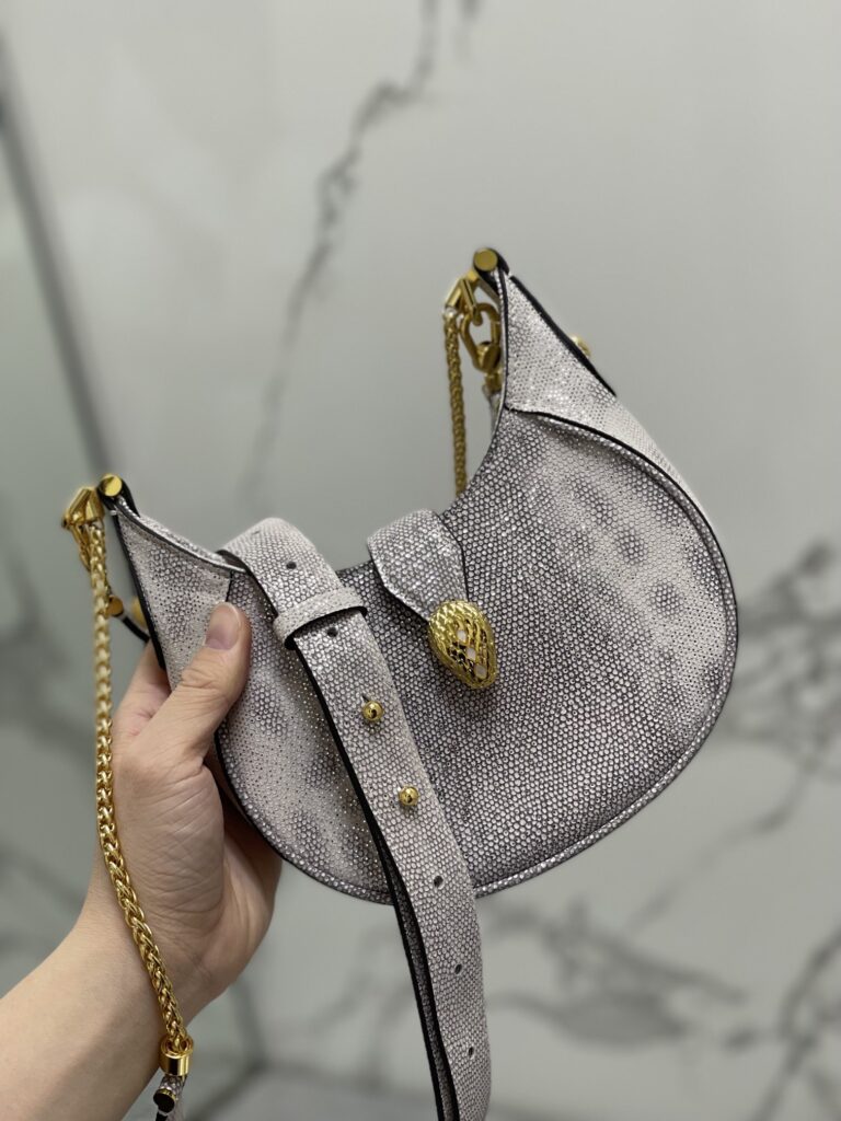 BVLGARI 宝格丽 SERPENTI ELLIPSE 系列半月包 银粉小牛皮奢华斜挎单肩包 19.5cm/25.5cm – Image 12 BVLGARI 宝格丽 SERPENTI ELLIPSE 系列半月包 银粉小牛皮奢华斜挎单肩包 19.5cm/25.5cm – Image 12