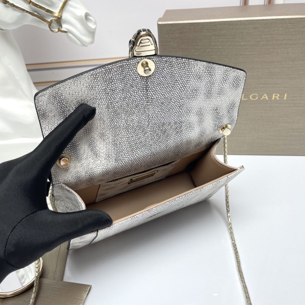BVLGARI 宝格丽 Serpenti系列蛇头包 蟒蛇皮单肩斜挎包 珍珠纹银灰色 22cm – Image 9 BVLGARI 宝格丽 Serpenti系列蛇头包 蟒蛇皮单肩斜挎包 珍珠纹银灰色 22cm – Image 9