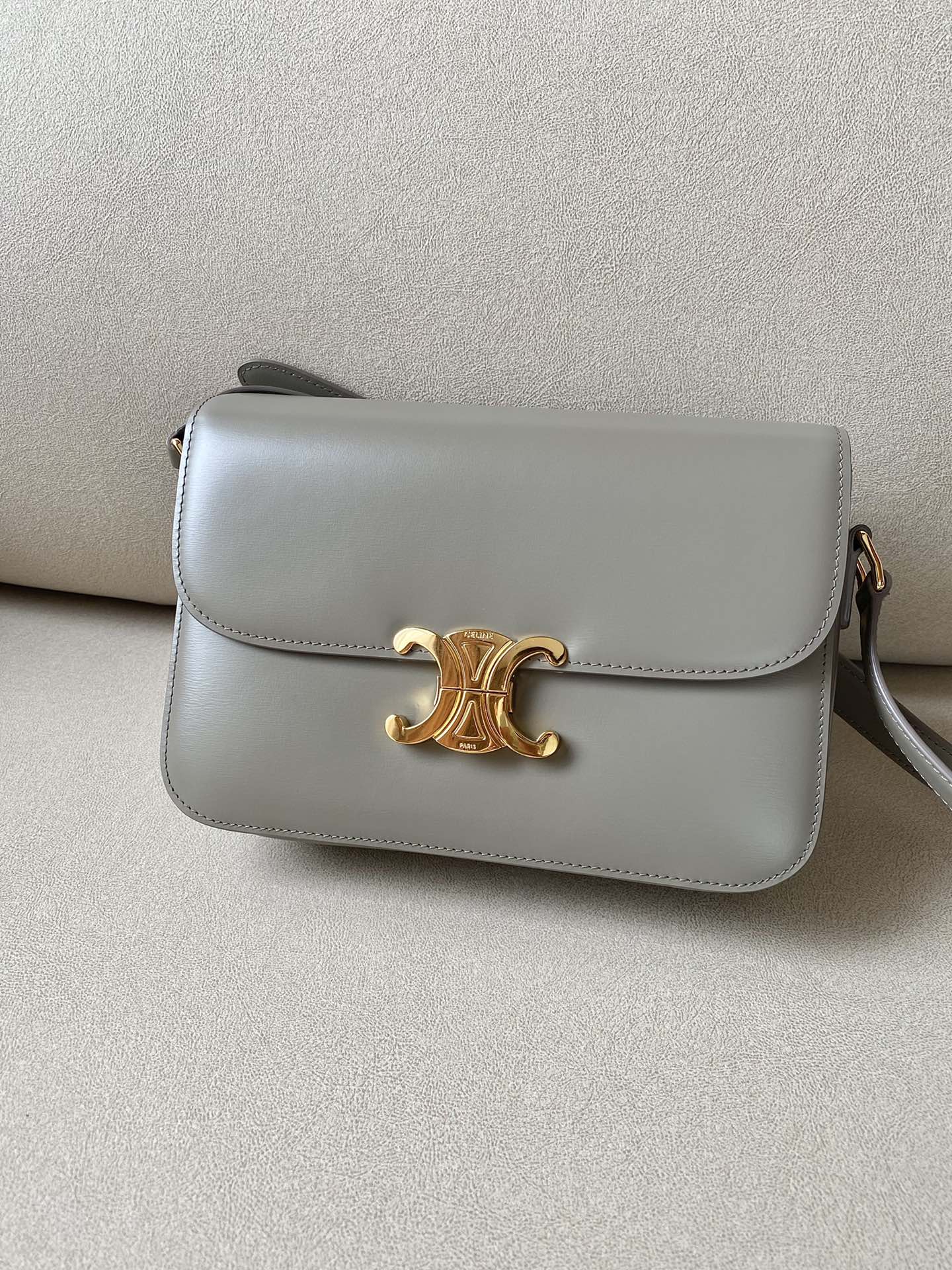 赛琳凯旋门包 Celine Triomphe 中号亮泽小牛皮肩背包 5色可选 法式复古 – Image 14 赛琳凯旋门包 Celine Triomphe 中号亮泽小牛皮肩背包 5色可选 法式复古 – Image 14