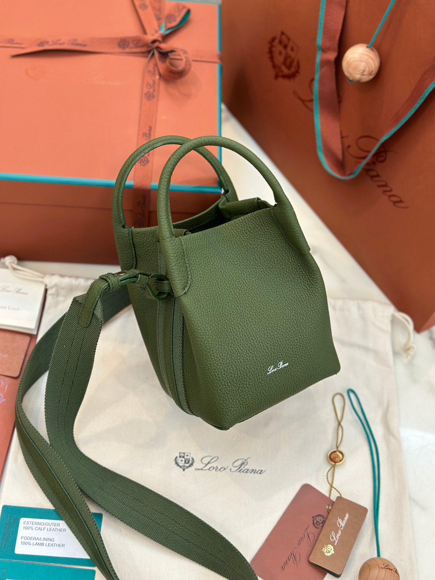 37-38.jpeg Loro Piana 诺悠翩雅 Bale 迷你水桶包16x23cm 粒面小牛皮肩背与斜挎手袋 - 图片 11