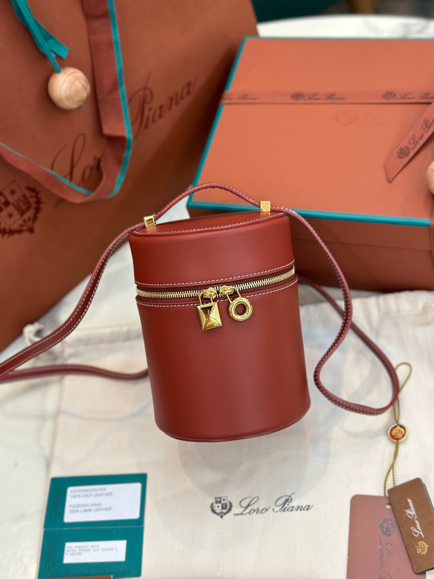 37-39.jpeg Loro Piana 诺悠翩雅 Extracase 水桶包 12x12x16cm 奢华小牛皮手袋 女士设计师款皮革化妆包 - 图片 14