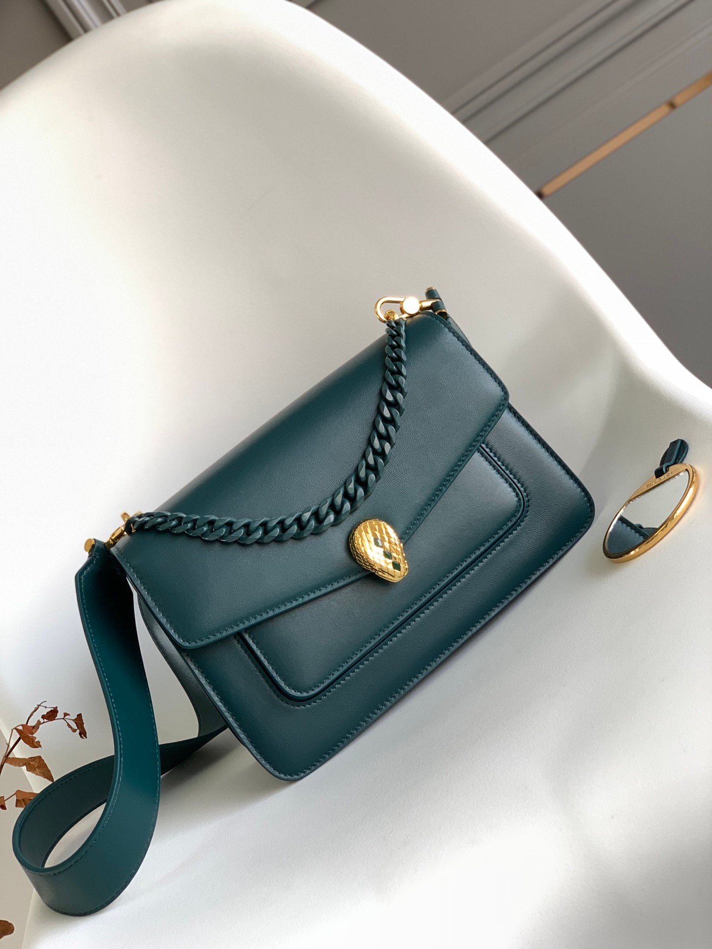 37-46.jpeg Bvlgari 宝格丽 Serpenti Forever粗链系列斜挎包25cm 小牛皮单肩手提包 蛇头搭扣 4色可选 - 图片 12