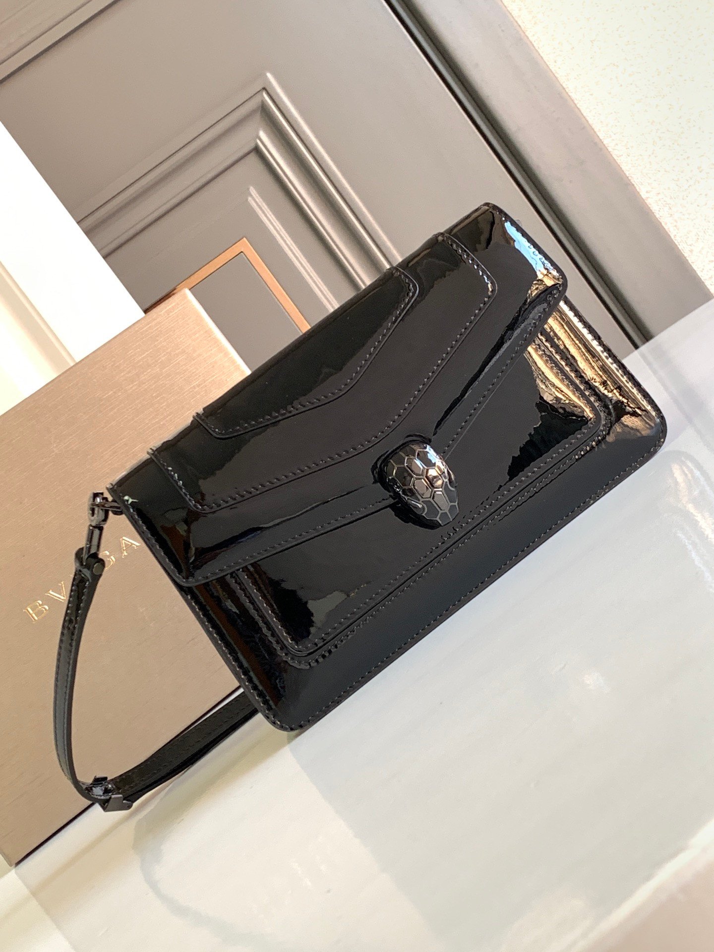 37-49.jpeg BVLGARI 宝格丽 Serpenti Forever East-West 向小号单肩包22cm 漆皮与金属光泽小牛皮斜挎手提包 蛇头搭扣 - 图片 10