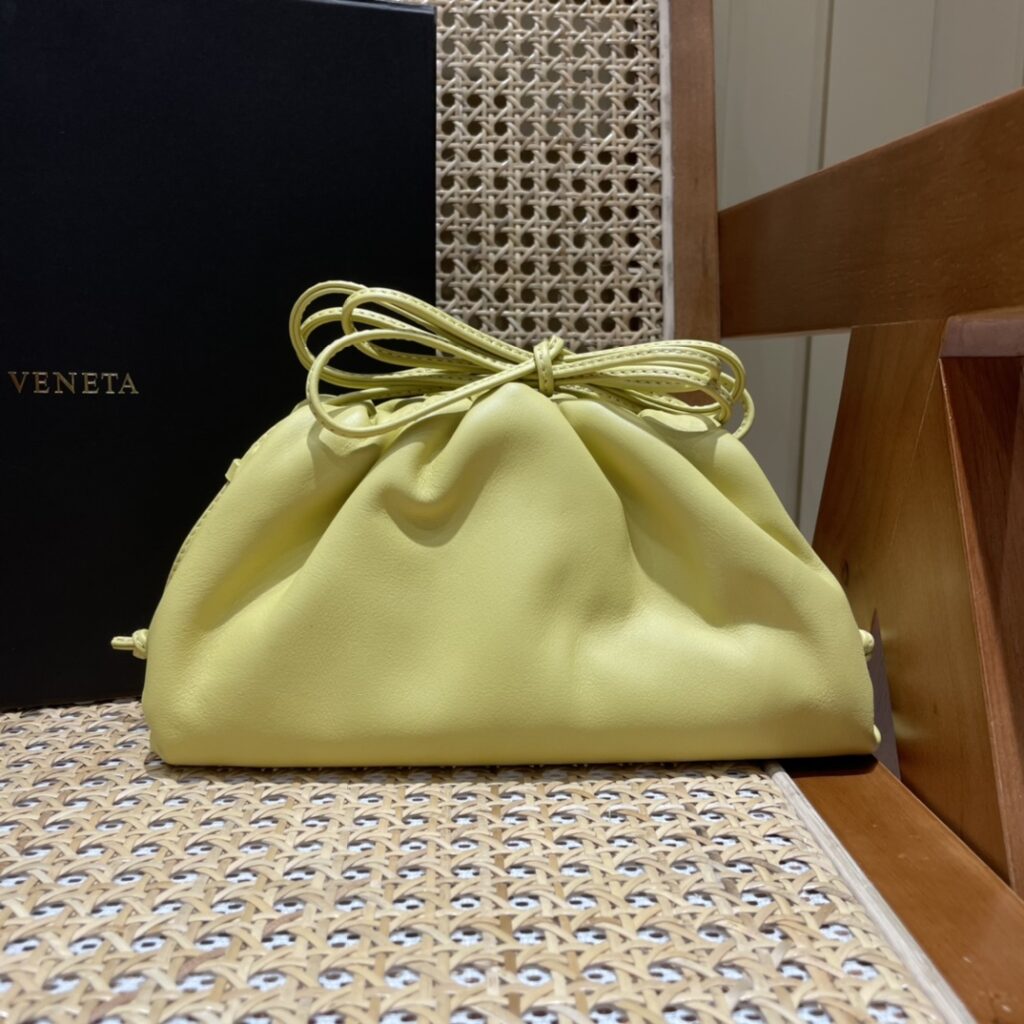 BV 葆蝶家 The Mini Pouch 迷你云朵包22cm 小牛皮单肩斜挎手拿包 8色 – Image 11 BV 葆蝶家 The Mini Pouch 迷你云朵包22cm 小牛皮单肩斜挎手拿包 8色 – Image 11