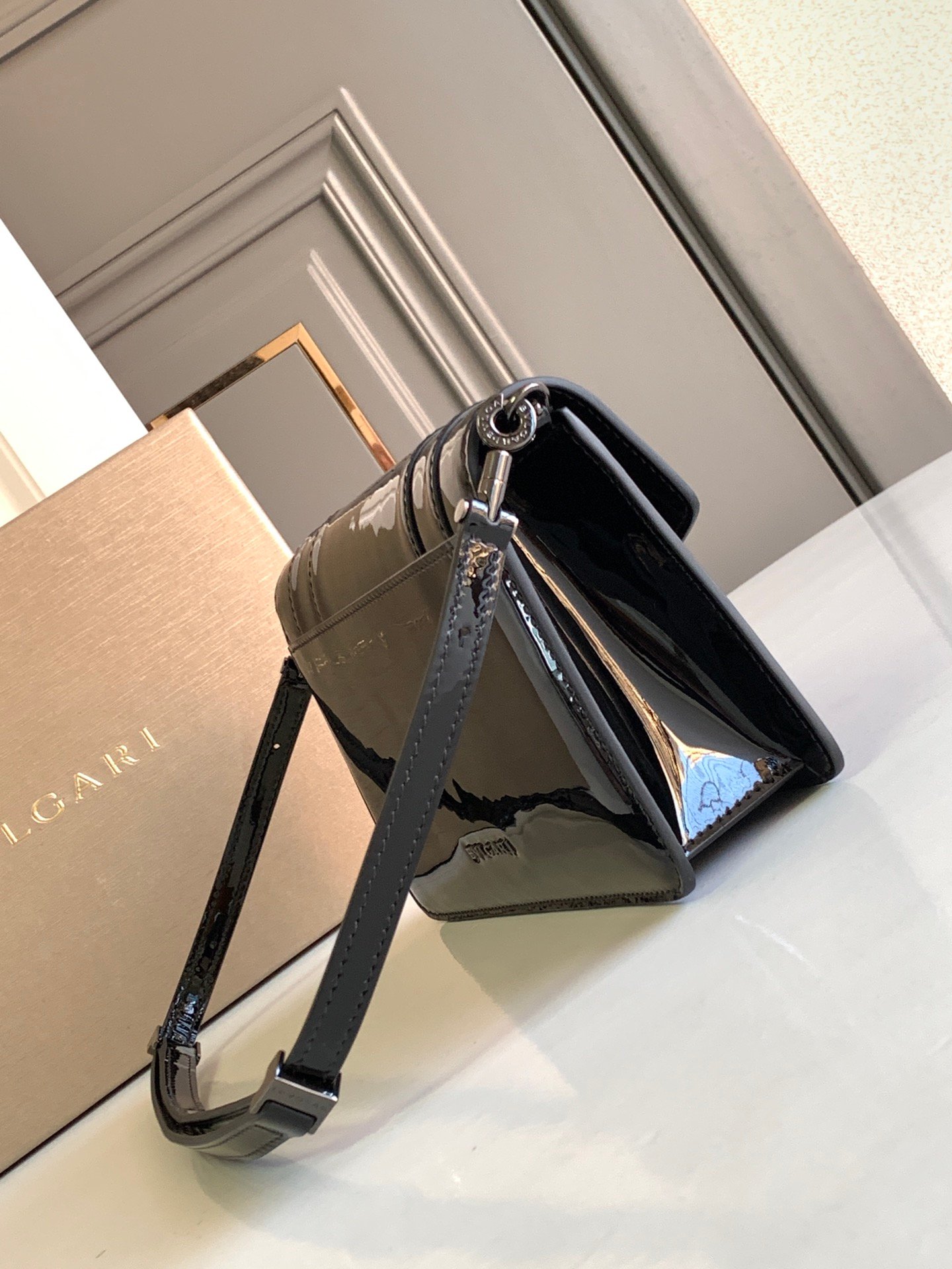 38-23.jpeg BVLGARI 宝格丽 Serpenti Forever East-West 向小号单肩包22cm 漆皮与金属光泽小牛皮斜挎手提包 蛇头搭扣 - 图片 11