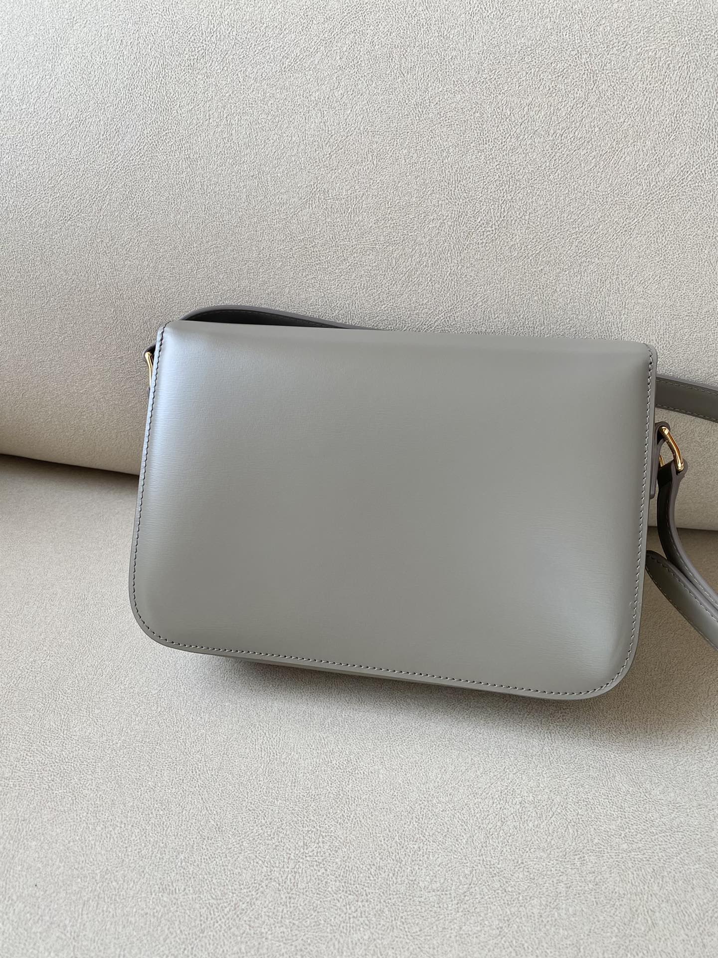 赛琳凯旋门包 Celine Triomphe 中号亮泽小牛皮肩背包 5色可选 法式复古 – Image 15 赛琳凯旋门包 Celine Triomphe 中号亮泽小牛皮肩背包 5色可选 法式复古 – Image 15