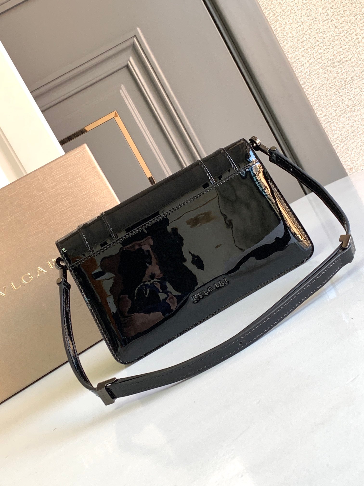 39-17-1.jpeg BVLGARI 宝格丽 Serpenti Forever East-West 向小号单肩包22cm 漆皮与金属光泽小牛皮斜挎手提包 蛇头搭扣 - 图片 12