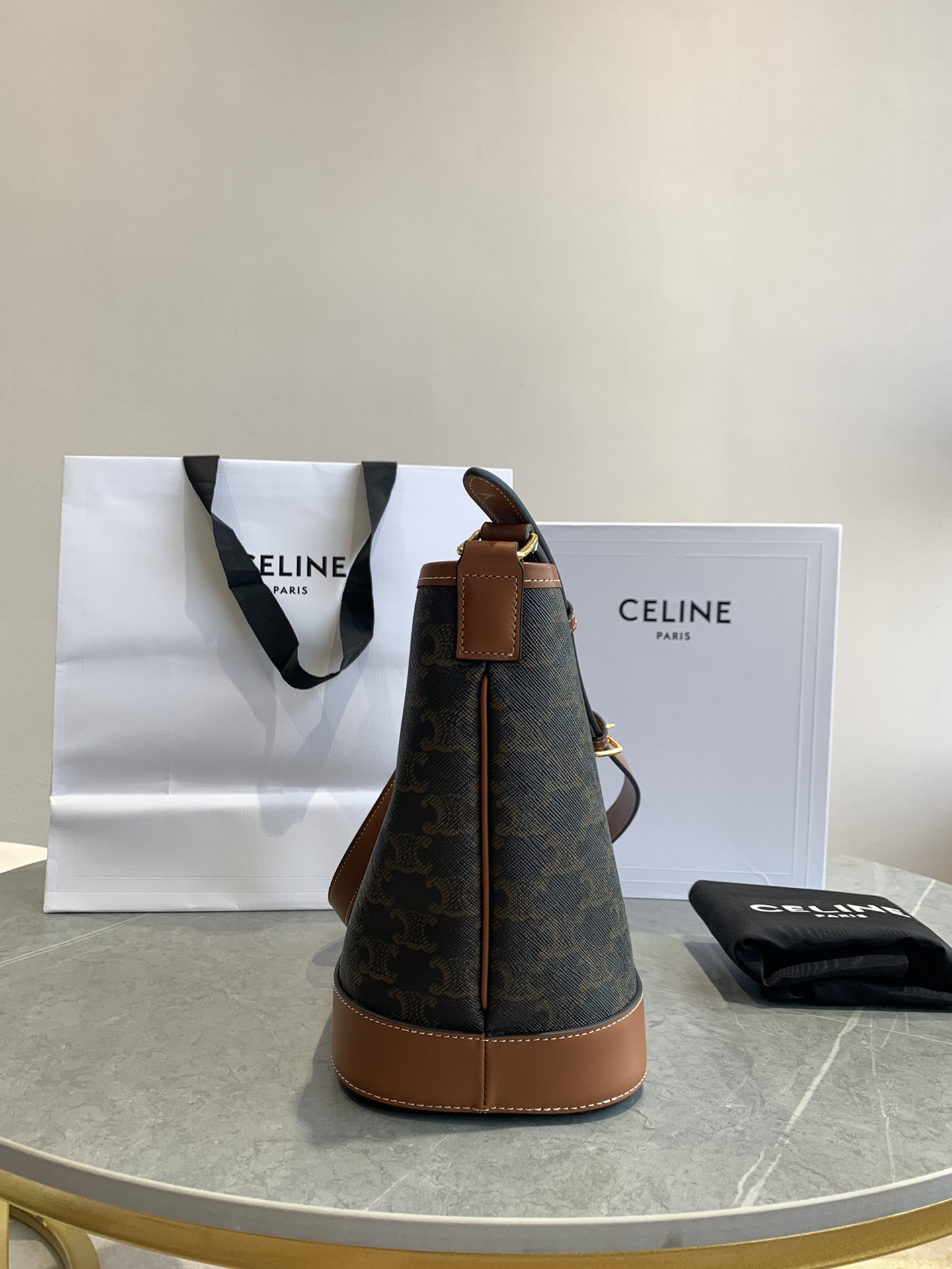 赛琳 CELINE 凯旋门老花水桶包 棕色2种尺寸经典复古手提包 – Image 2 赛琳 CELINE 凯旋门老花水桶包 棕色2种尺寸经典复古手提包 – Image 2