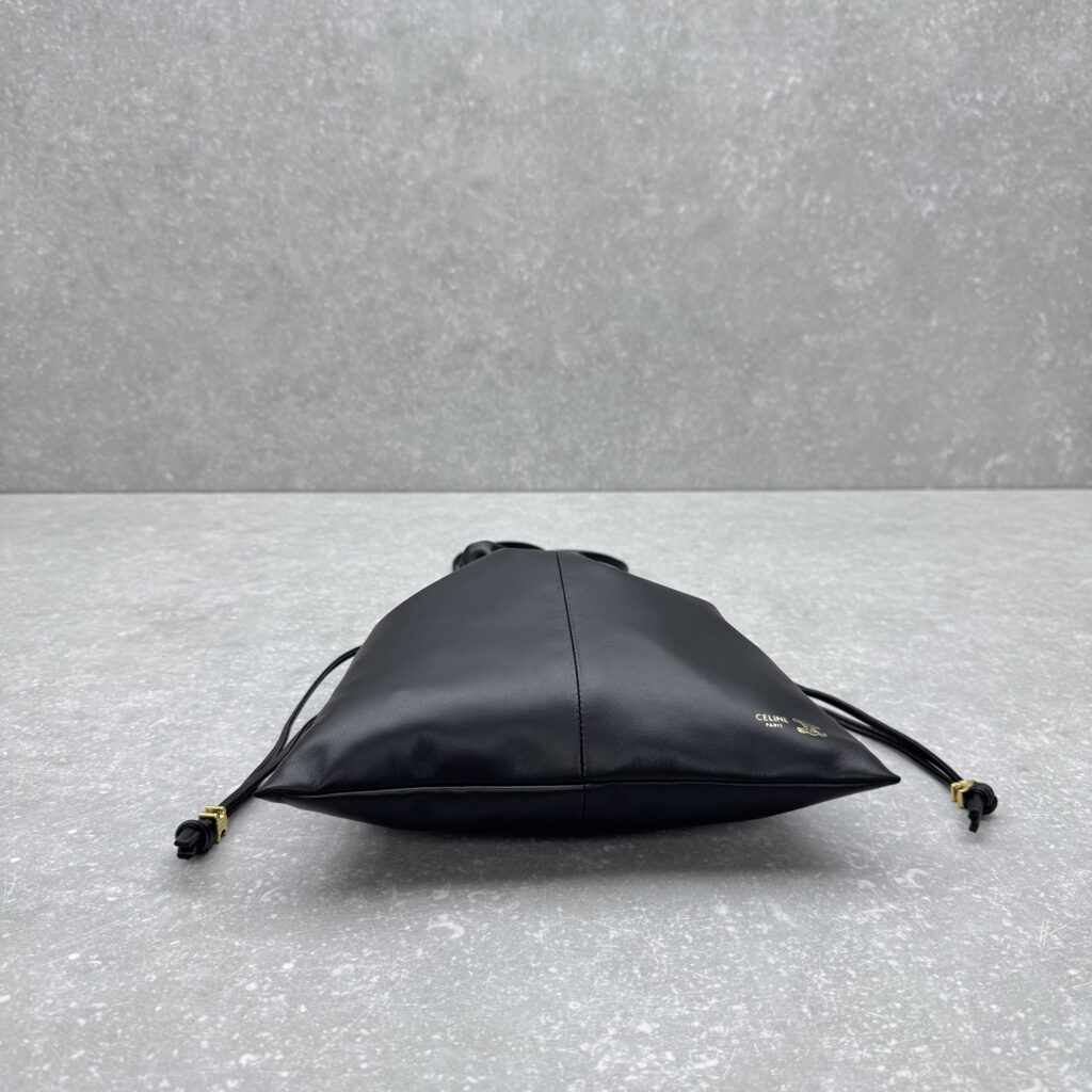 CELINE思琳 CRYSTAL 抽绳福袋包 27x31cm 顶级软皱小羊皮云朵包 – Image 4 CELINE思琳 CRYSTAL 抽绳福袋包 27x31cm 顶级软皱小羊皮云朵包 – Image 4