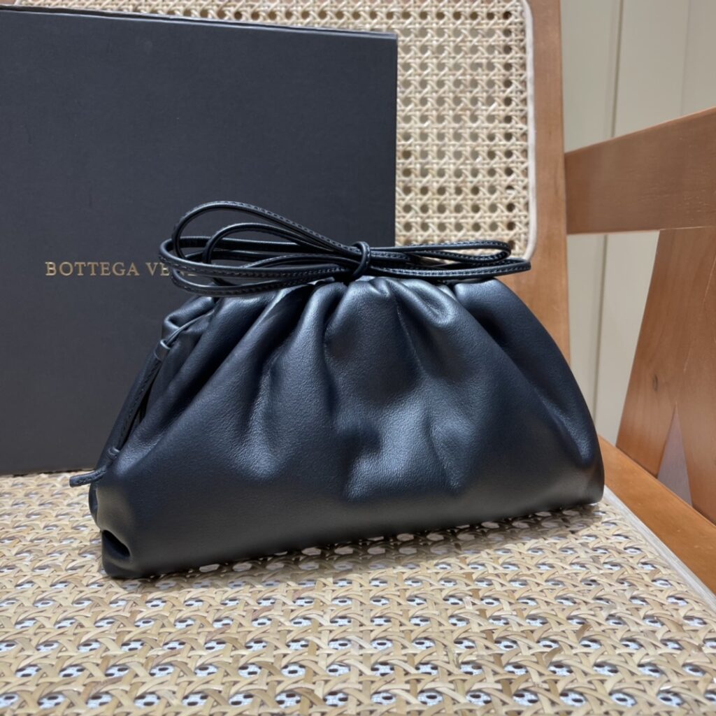 BV 葆蝶家 The Mini Pouch 迷你云朵包22cm 小牛皮单肩斜挎手拿包 8色 – Image 2 BV 葆蝶家 The Mini Pouch 迷你云朵包22cm 小牛皮单肩斜挎手拿包 8色 – Image 2