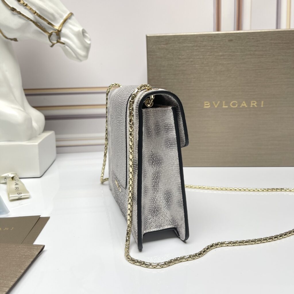 BVLGARI宝格丽 Serpenti Forever 银白色水蛇皮翻盖包 奢华蛇头包单肩斜挎包 20cm – Image 4 BVLGARI宝格丽 Serpenti Forever 银白色水蛇皮翻盖包 奢华蛇头包单肩斜挎包 20cm – Image 4