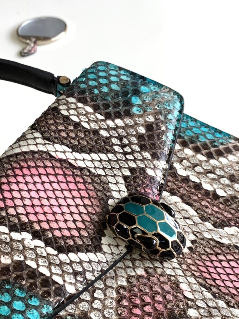 宝格丽 BVLGARI Serpenti Forever 蟒蛇皮翻盖包 VIP定制北极碧玉色奢华珍稀皮蛇头包 手提风琴包 链条斜挎包 双尺寸可选 – Image 5 宝格丽 BVLGARI Serpenti Forever 蟒蛇皮翻盖包 VIP定制北极碧玉色奢华珍稀皮蛇头包 手提风琴包 链条斜挎包 双尺寸可选 – Image 5