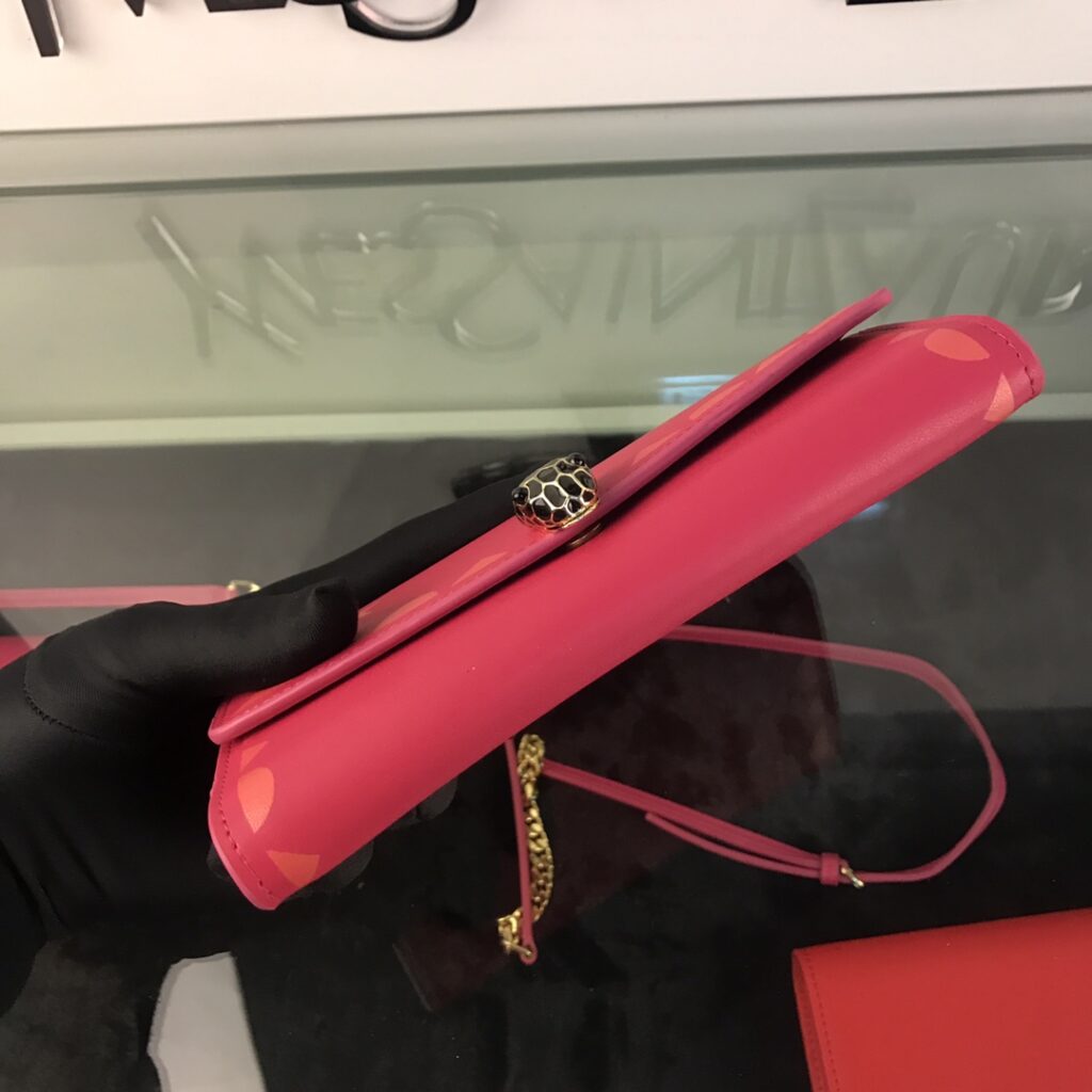 宝格丽 BVLGARI 经典蛇头扣拉链长款钱夹 19cm 玫红星形印花女士斜挎链条包 – Image 4 宝格丽 BVLGARI 经典蛇头扣拉链长款钱夹 19cm 玫红星形印花女士斜挎链条包 – Image 4