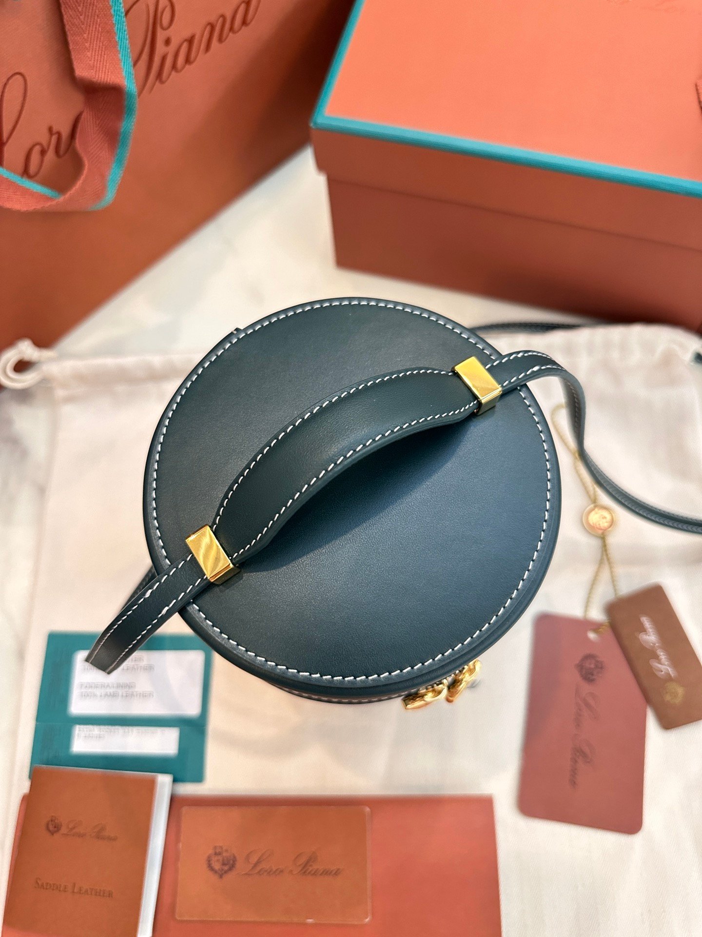 4-182.jpeg Loro Piana 诺悠翩雅 Extracase 水桶包 12x12x16cm 奢华小牛皮手袋 女士设计师款皮革化妆包 - 图片 5