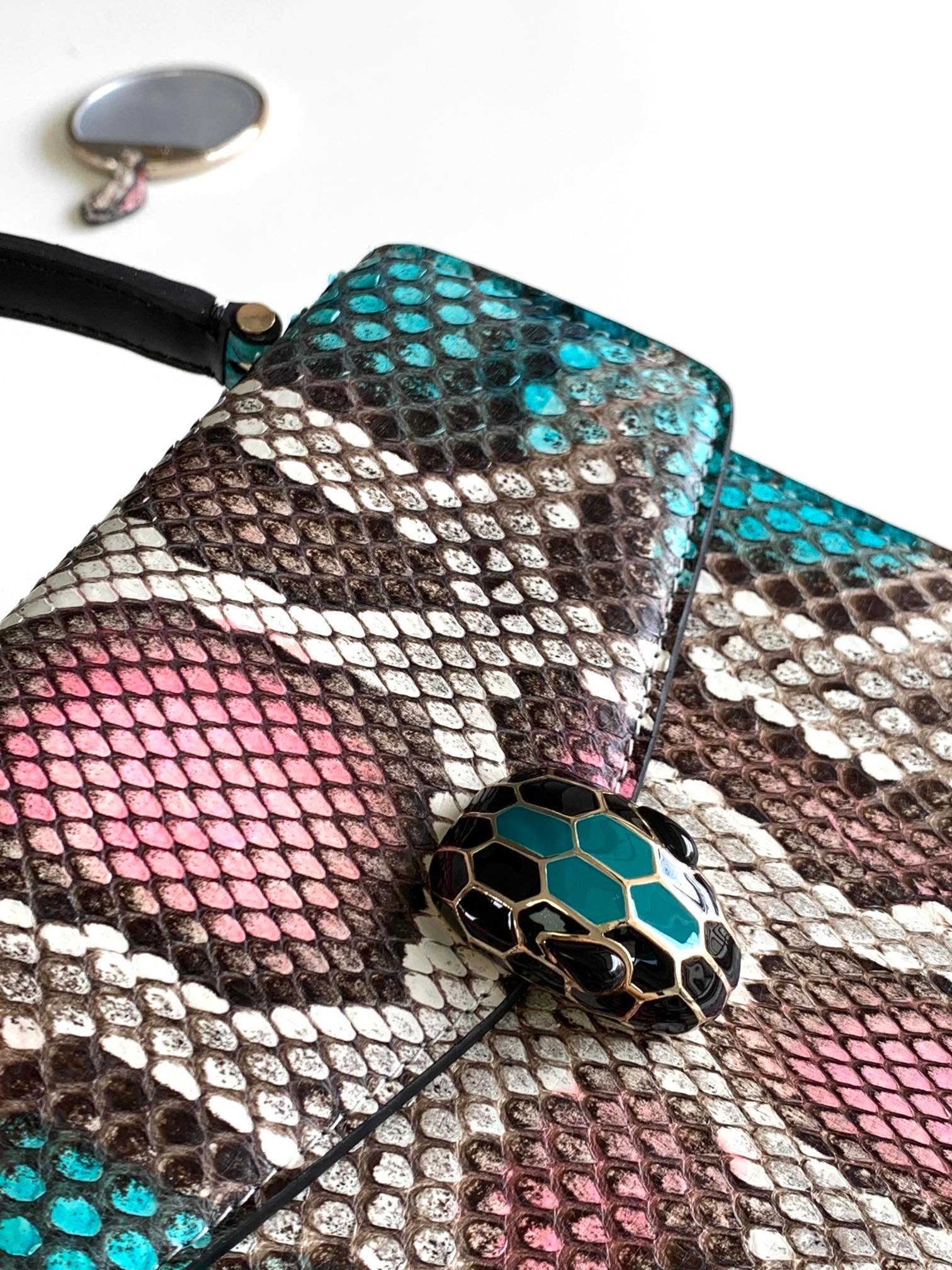 4-185.jpeg BVLGARI 宝格丽 Serpenti Forever 奢华蟒蛇皮手袋 18cm 独家多色珍稀皮革单肩包 蛇头搭扣 - 图片 5