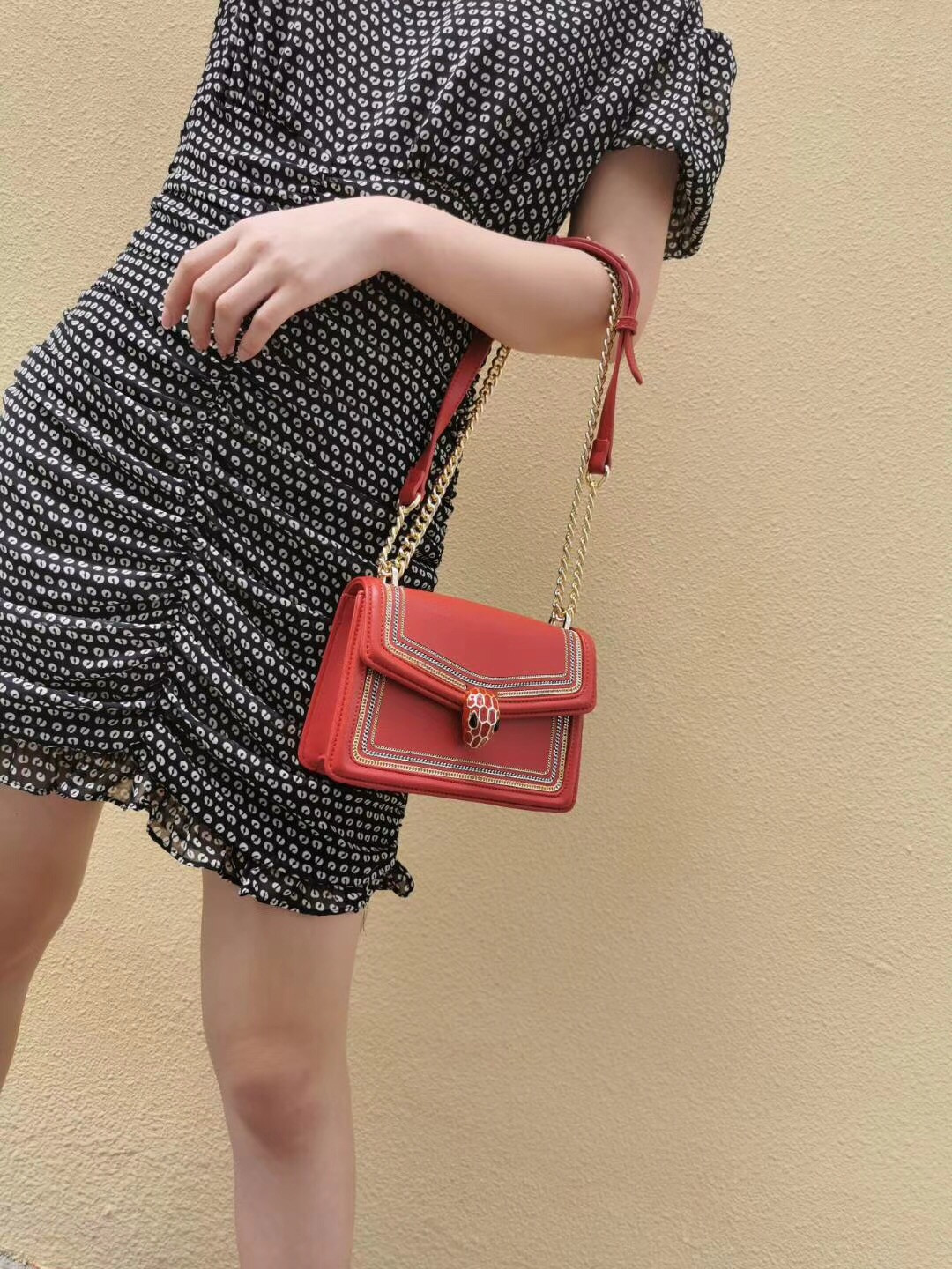 宝格丽 Serpenti 系列全牛皮单肩斜跨包20cm 奢华珐琅蛇头搭扣小号女包水膜油边 8色 – Image 4 宝格丽 Serpenti 系列全牛皮单肩斜跨包20cm 奢华珐琅蛇头搭扣小号女包水膜油边 8色 – Image 4