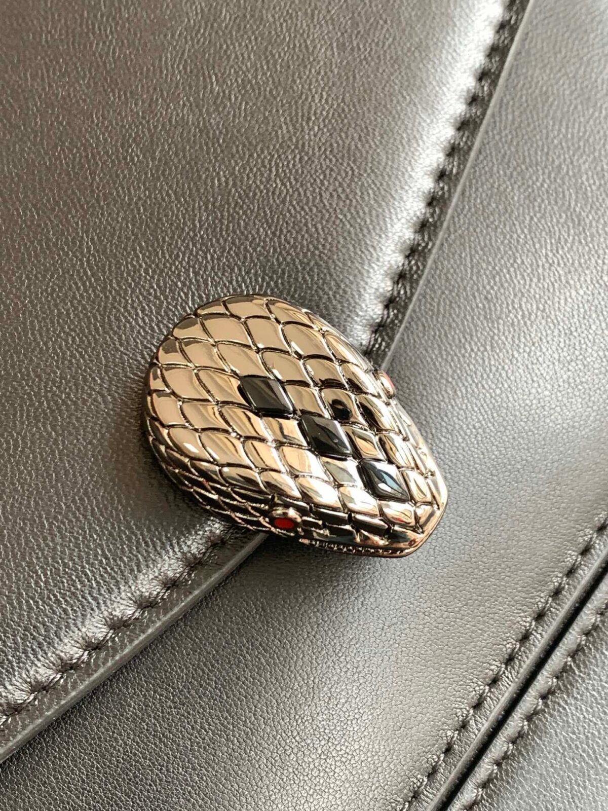 4-190.jpeg Bvlgari 宝格丽 Serpenti Forever粗链系列斜挎包25cm 小牛皮单肩手提包 蛇头搭扣 4色可选 - 图片 5