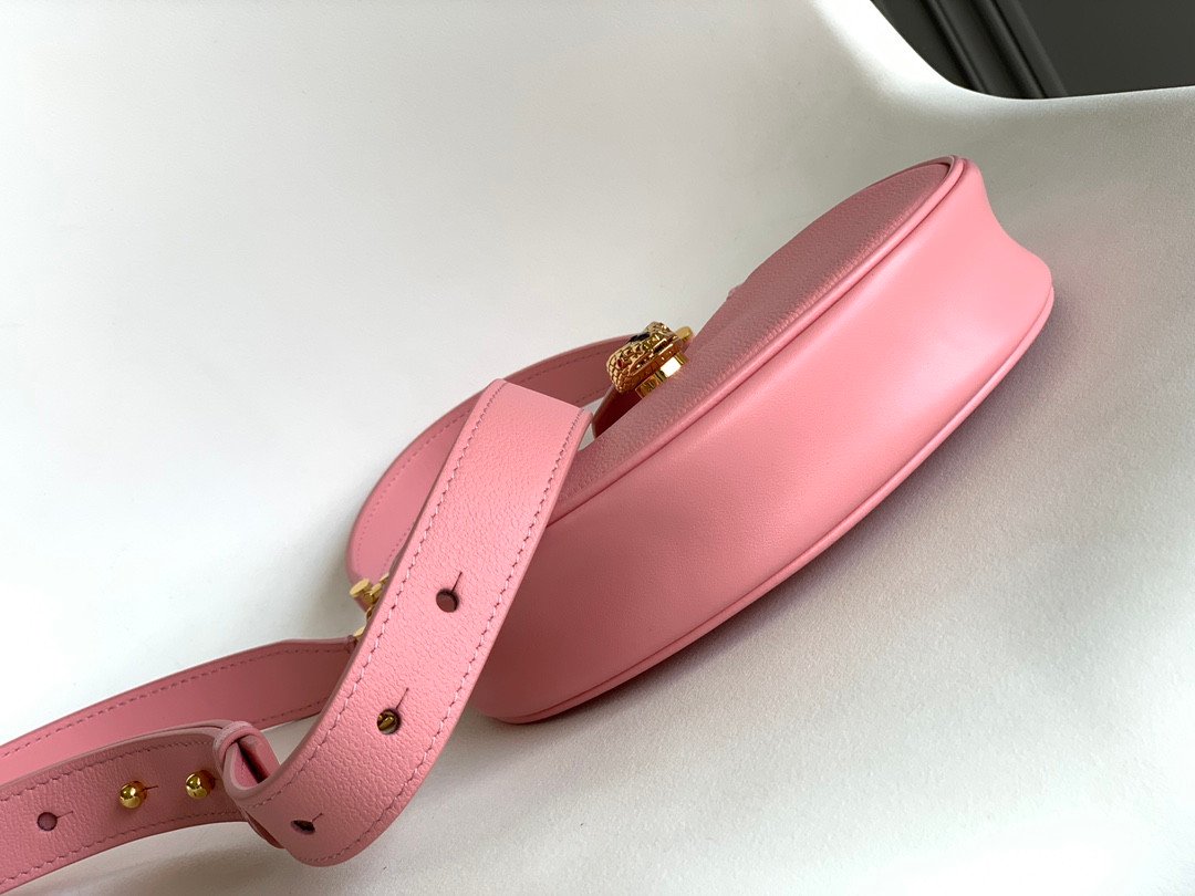 4-192.jpeg BVLGARI 宝格丽 Serpenti Ellipse 系列小型斜挎包20cm 小牛皮半月形 Hobo 单肩包 配蛇头搭扣 - 图片 4