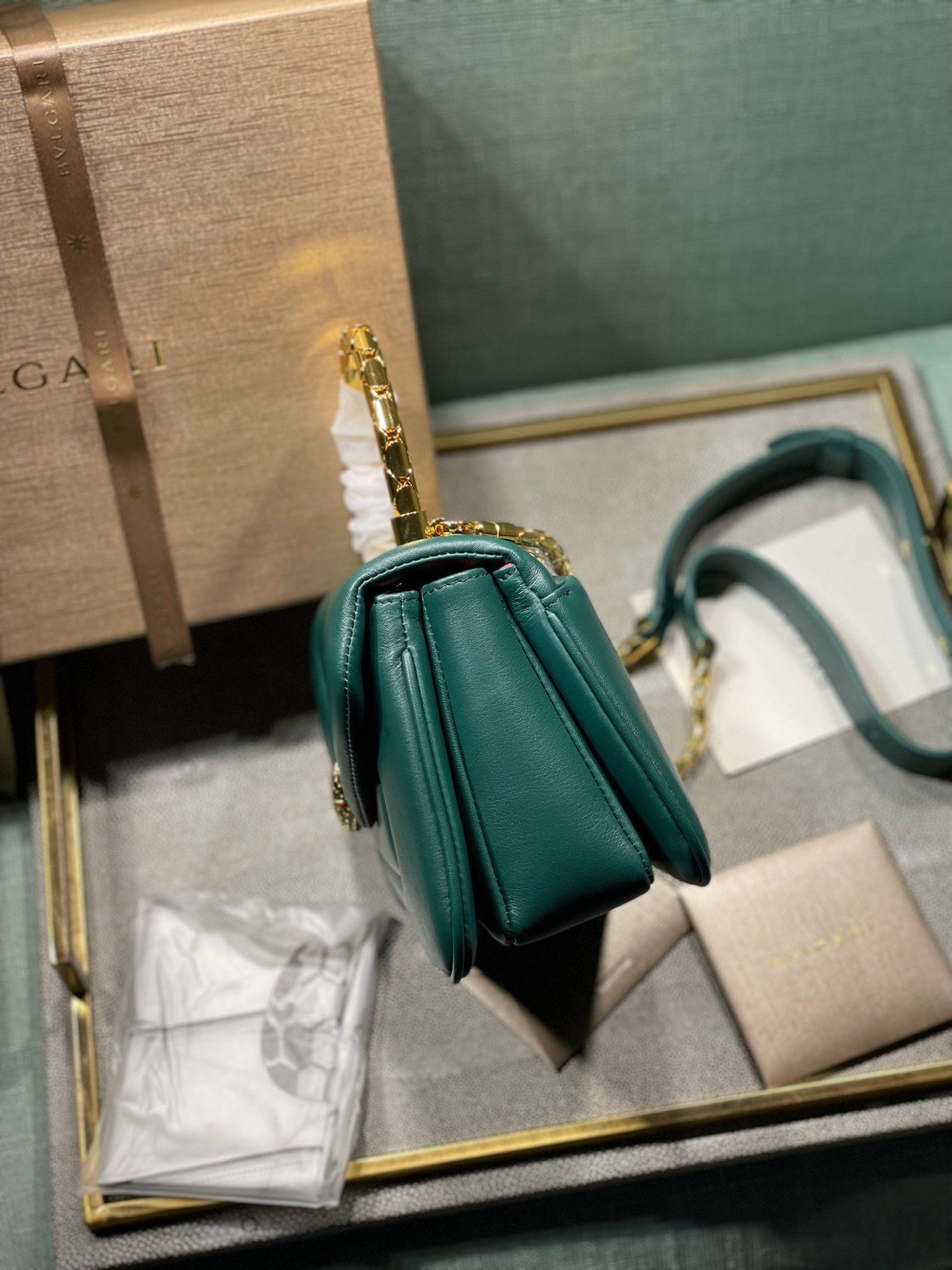 4-195.jpeg BVLGARI 宝格丽 Serpenti Reverse 小型绗缝小牛皮手提包20cm 配蛇形金属手柄和斜挎肩带 - 图片 3