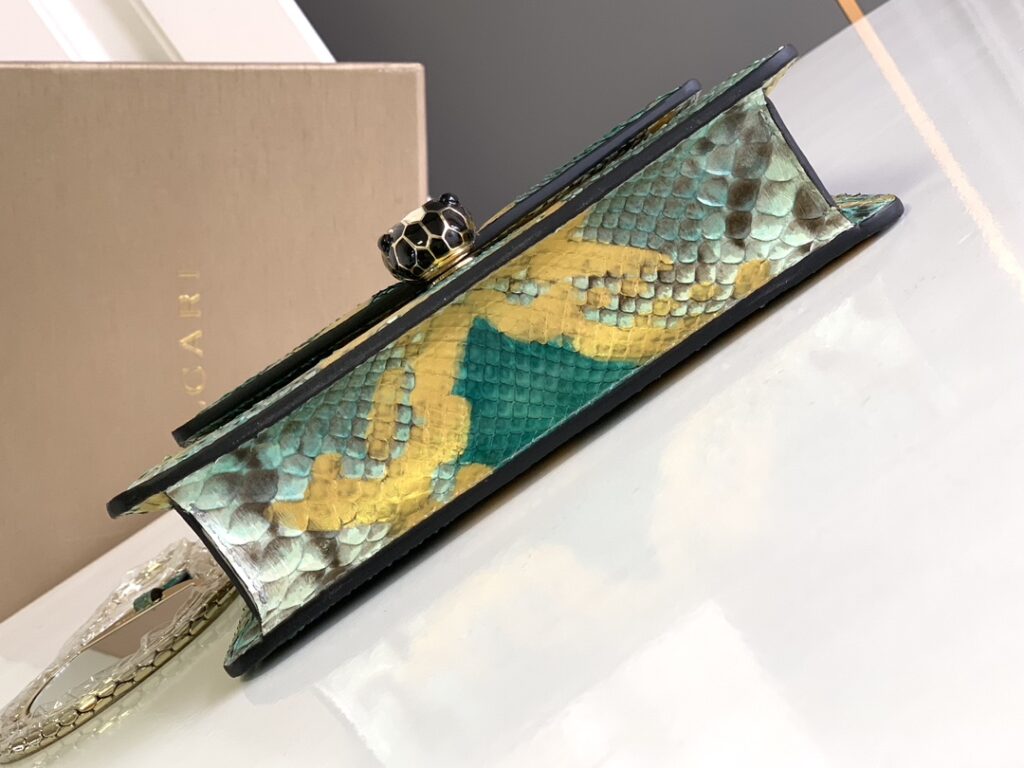 BVLGARI 宝格丽 Serpenti Forever 翡翠绿色描金亮面蟒蛇皮蛇头包 真皮风琴包 单肩斜挎包3尺寸 – Image 5 BVLGARI 宝格丽 Serpenti Forever 翡翠绿色描金亮面蟒蛇皮蛇头包 真皮风琴包 单肩斜挎包3尺寸 – Image 5