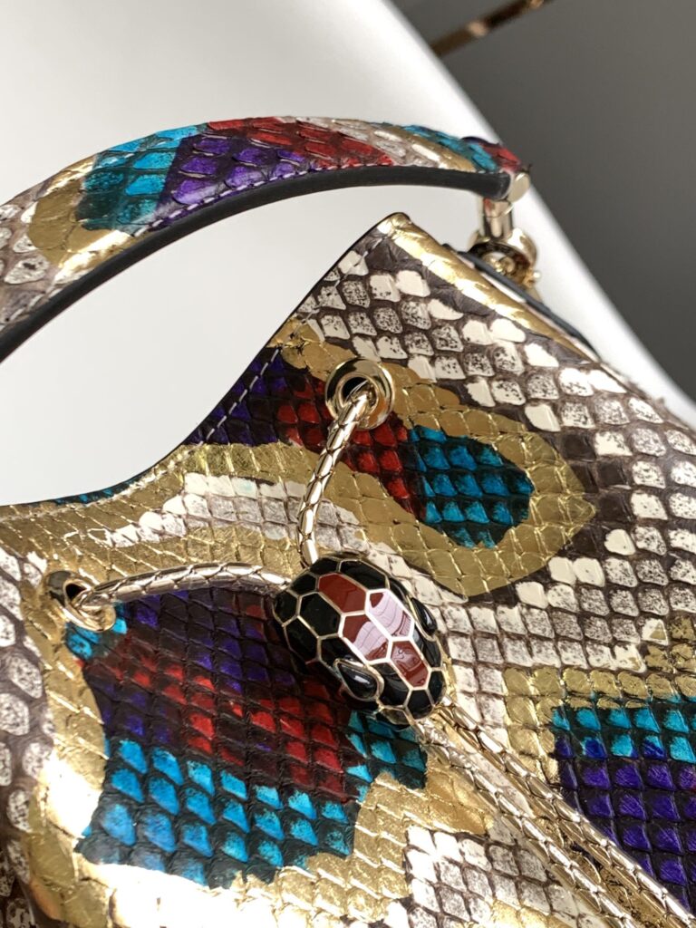 BVLGARI 宝格丽 Serpenti Forever 蟒蛇皮水桶包 奢华满天星与炫彩玛瑙拼色女士斜挎手提包 2尺寸 – Image 5 BVLGARI 宝格丽 Serpenti Forever 蟒蛇皮水桶包 奢华满天星与炫彩玛瑙拼色女士斜挎手提包 2尺寸 – Image 5