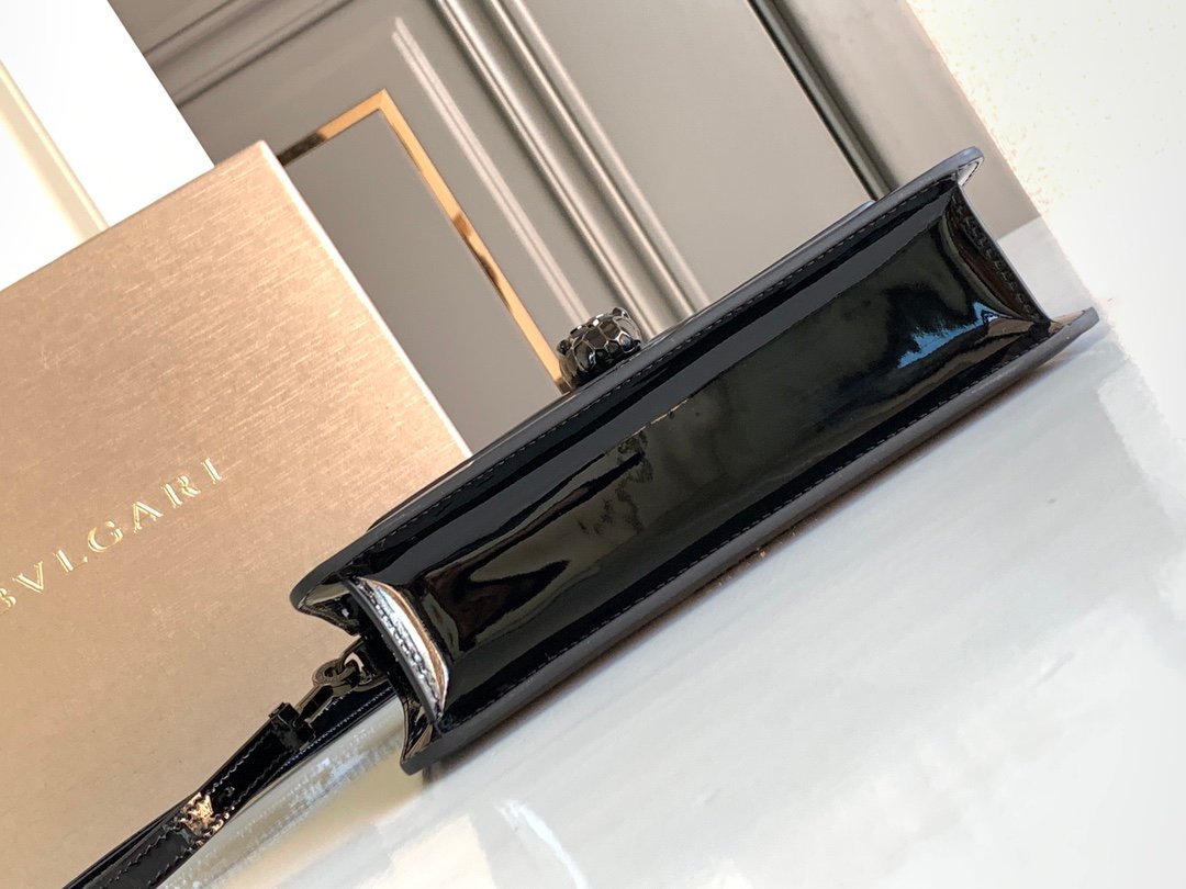 40-8.jpeg BVLGARI 宝格丽 Serpenti Forever East-West 向小号单肩包22cm 漆皮与金属光泽小牛皮斜挎手提包 蛇头搭扣 - 图片 13