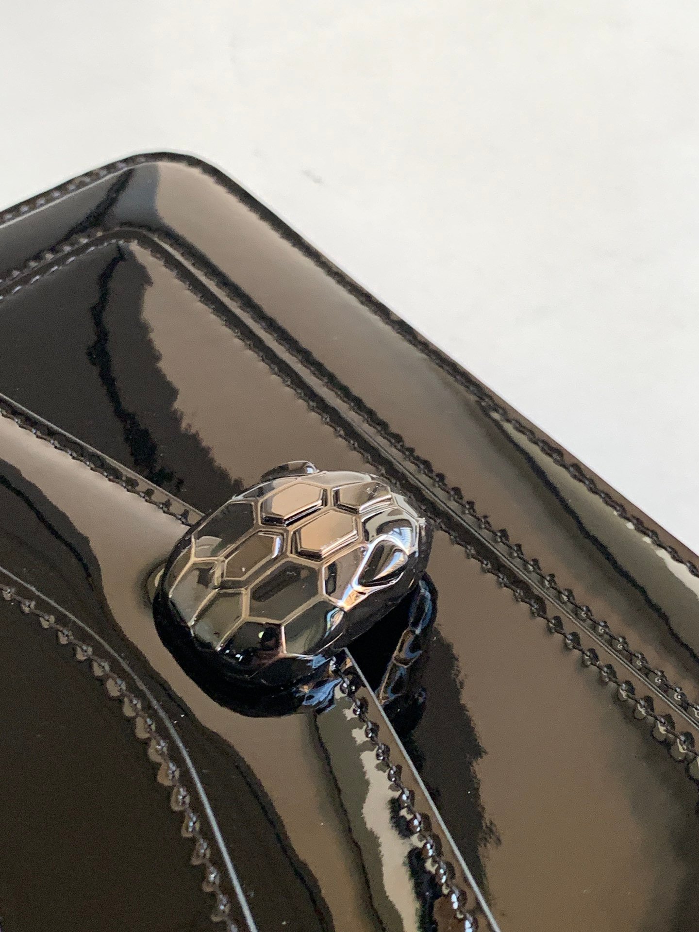 41-8.jpeg BVLGARI 宝格丽 Serpenti Forever East-West 向小号单肩包22cm 漆皮与金属光泽小牛皮斜挎手提包 蛇头搭扣 - 图片 14