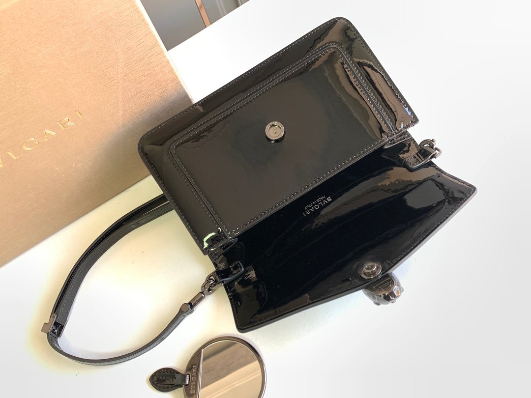 43-5.jpeg BVLGARI 宝格丽 Serpenti Forever East-West 向小号单肩包22cm 漆皮与金属光泽小牛皮斜挎手提包 蛇头搭扣 - 图片 16