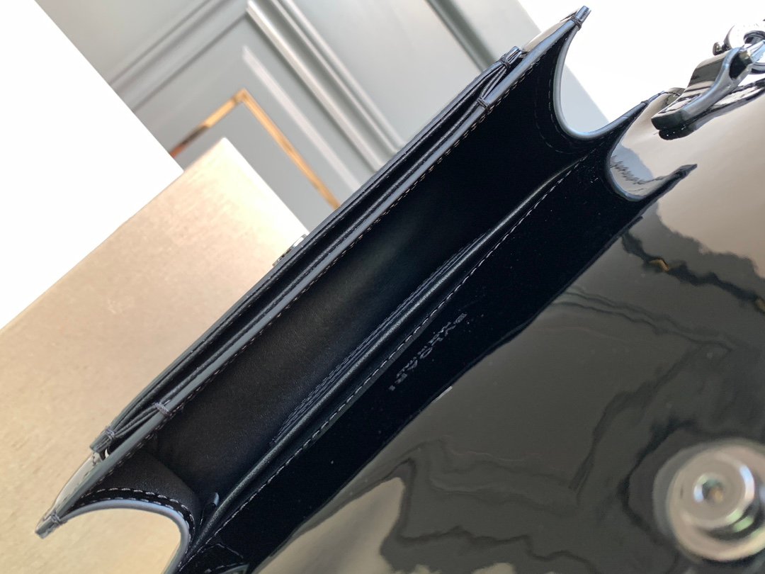 44-11.jpeg BVLGARI 宝格丽 Serpenti Forever East-West 向小号单肩包22cm 漆皮与金属光泽小牛皮斜挎手提包 蛇头搭扣 - 图片 17