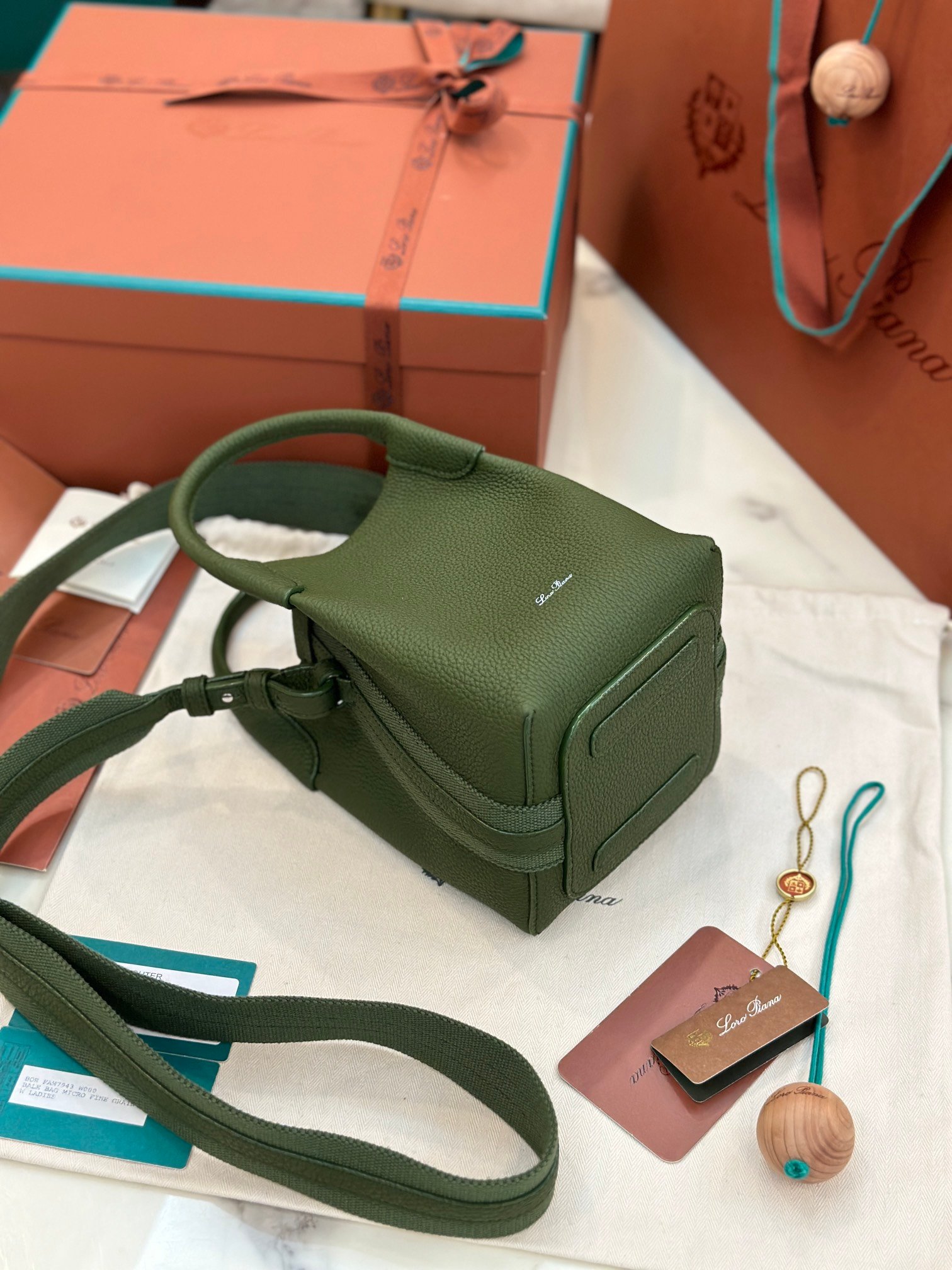 44-6.jpeg Loro Piana 诺悠翩雅 Bale 迷你水桶包16x23cm 粒面小牛皮肩背与斜挎手袋 - 图片 12